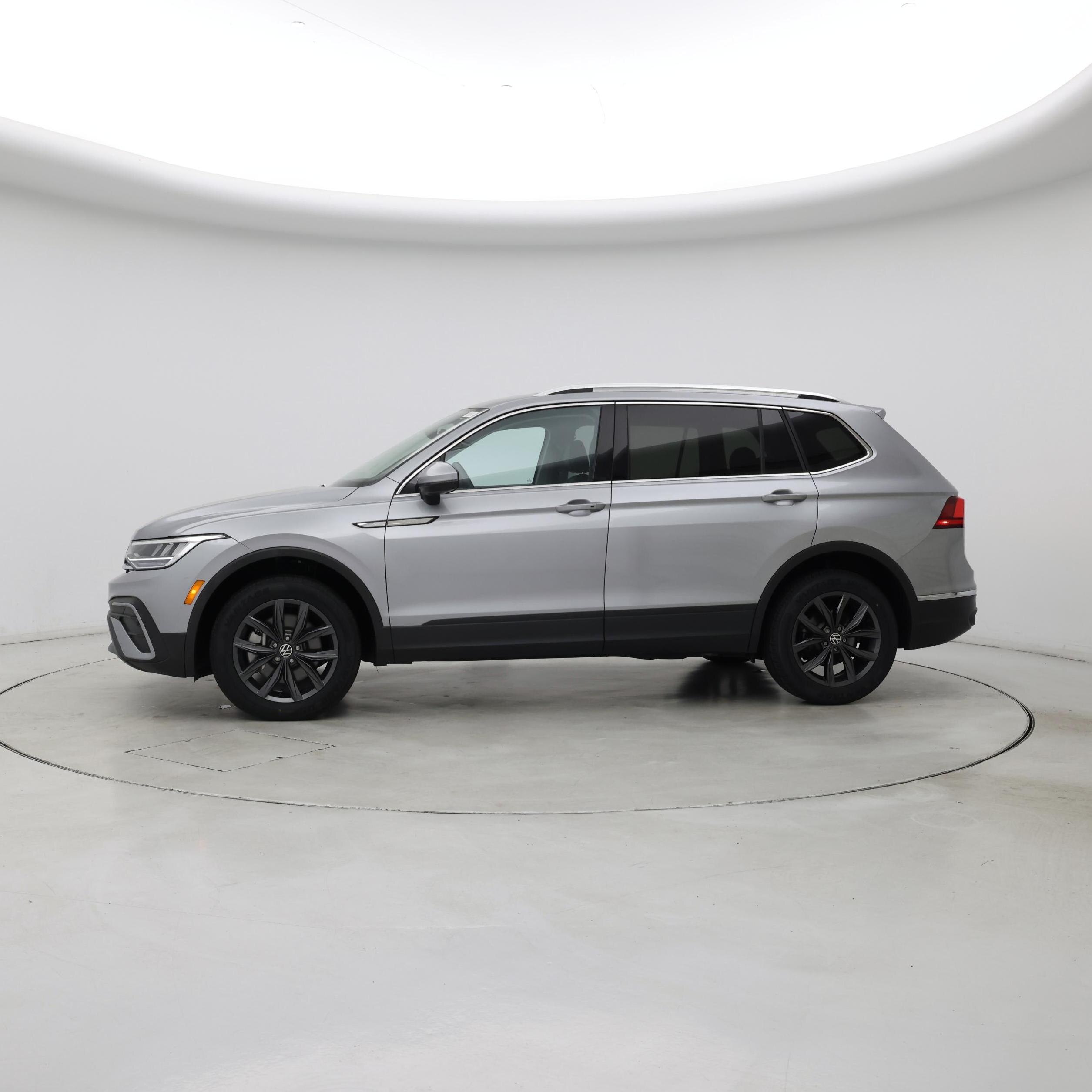 Thumbnail: 2023 Volkswagen Tiguan - 3