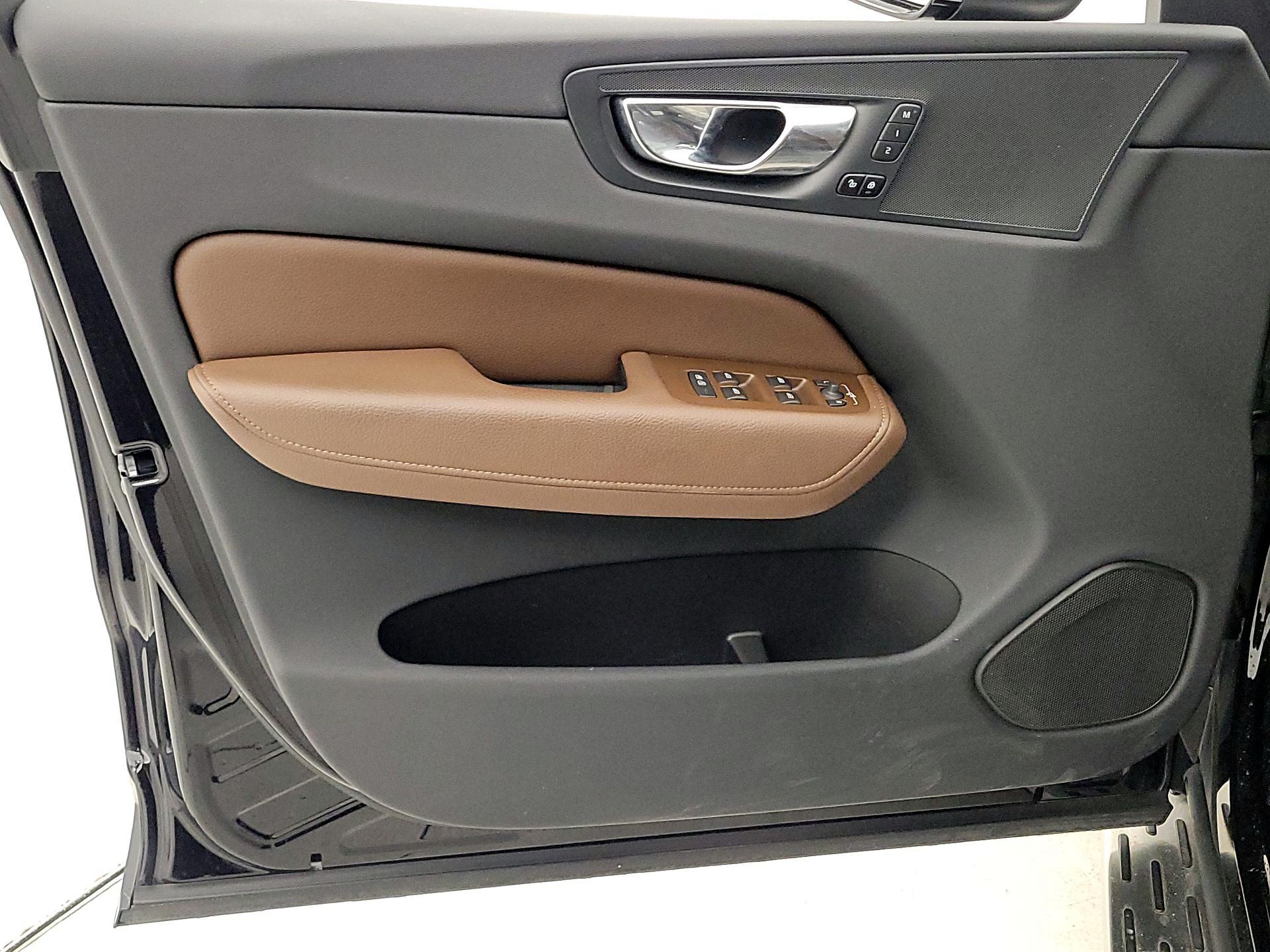 Thumbnail: 2022 Volvo XC60 - 12