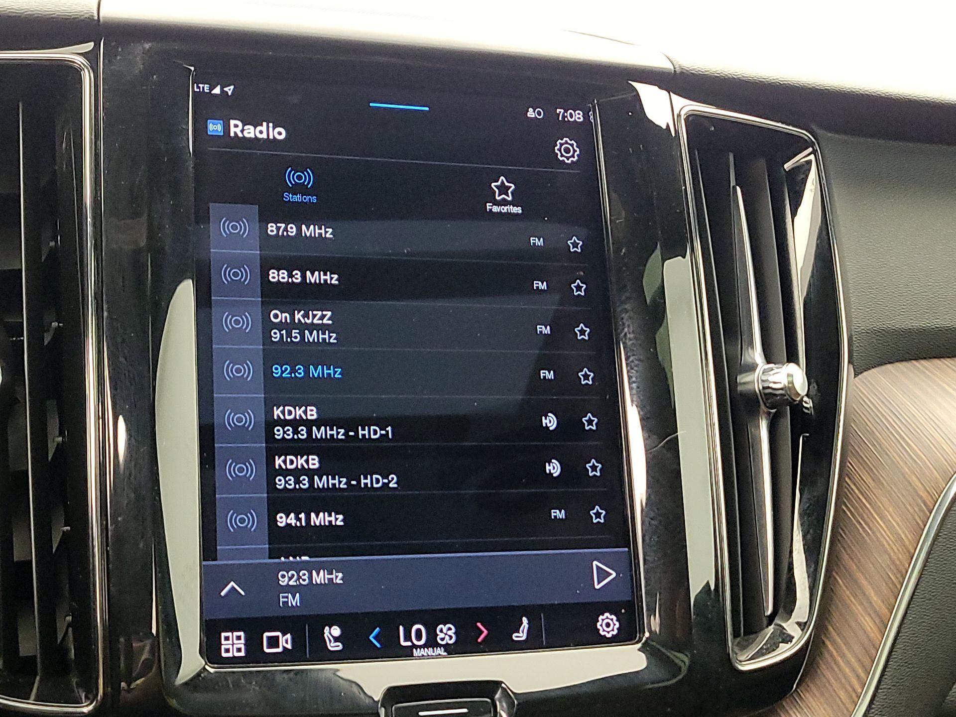 Thumbnail: 2022 Volvo XC60 - 16