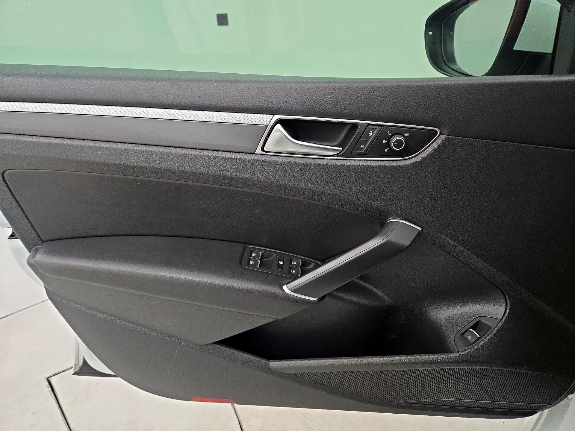 Thumbnail: 2016 Volkswagen Passat - 12