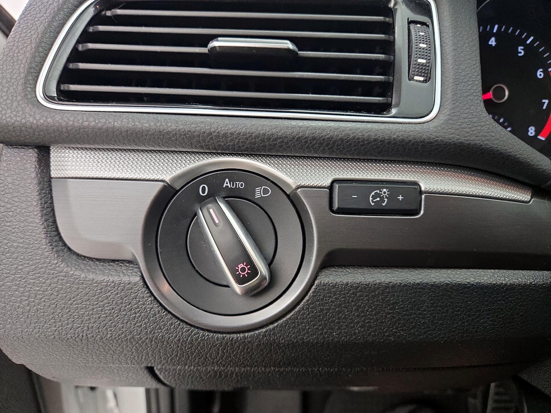 Thumbnail: 2016 Volkswagen Passat - 13