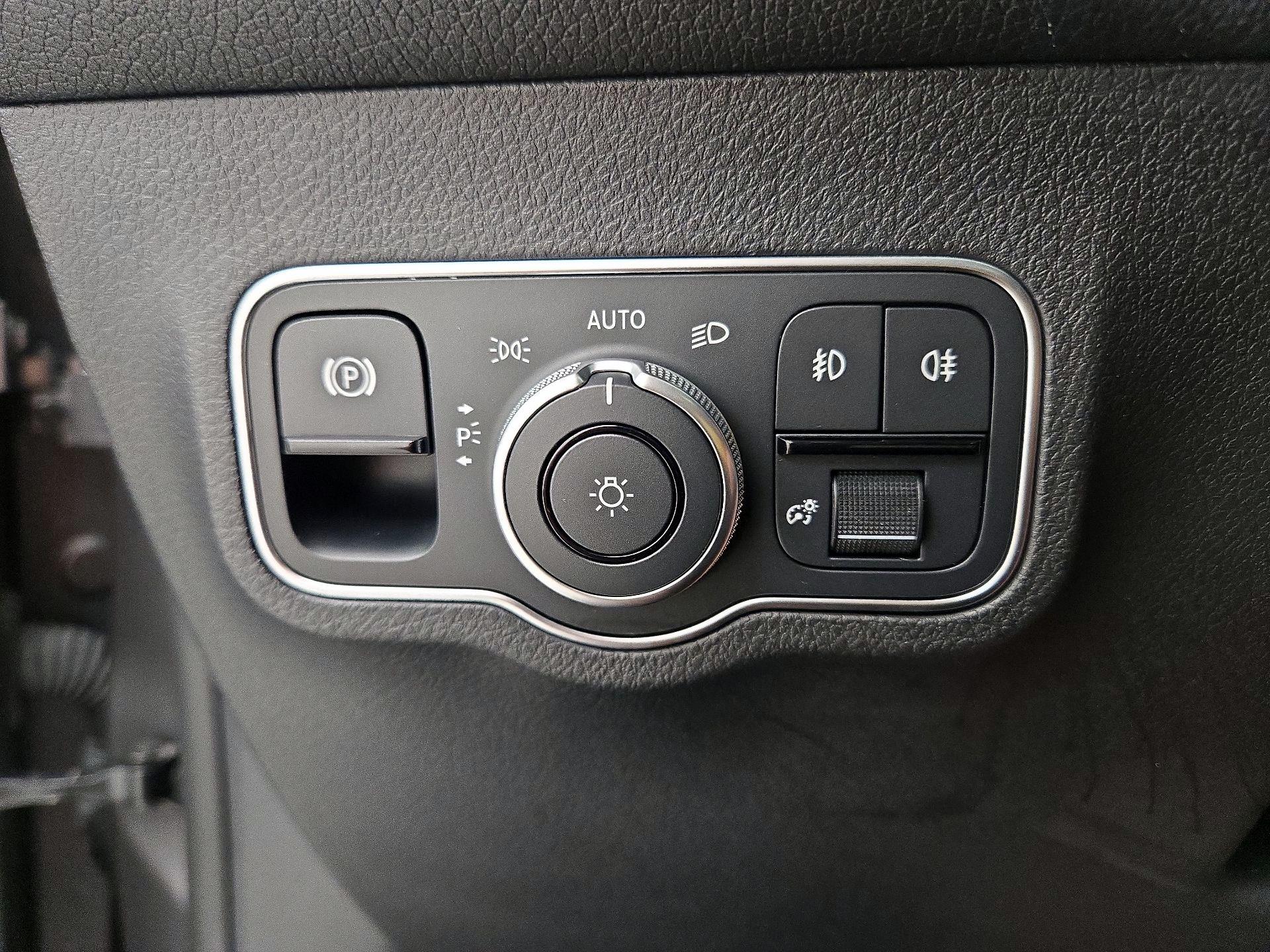 Thumbnail: 2023 Mercedes-Benz GLB - 13