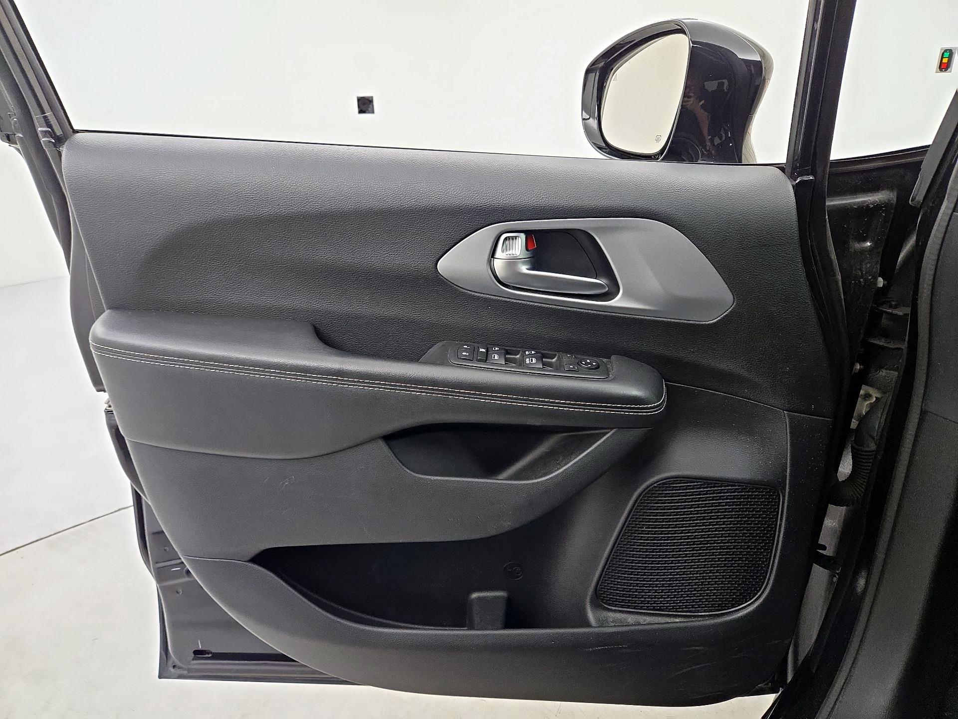 Thumbnail: 2018 Chrysler Pacifica - 12