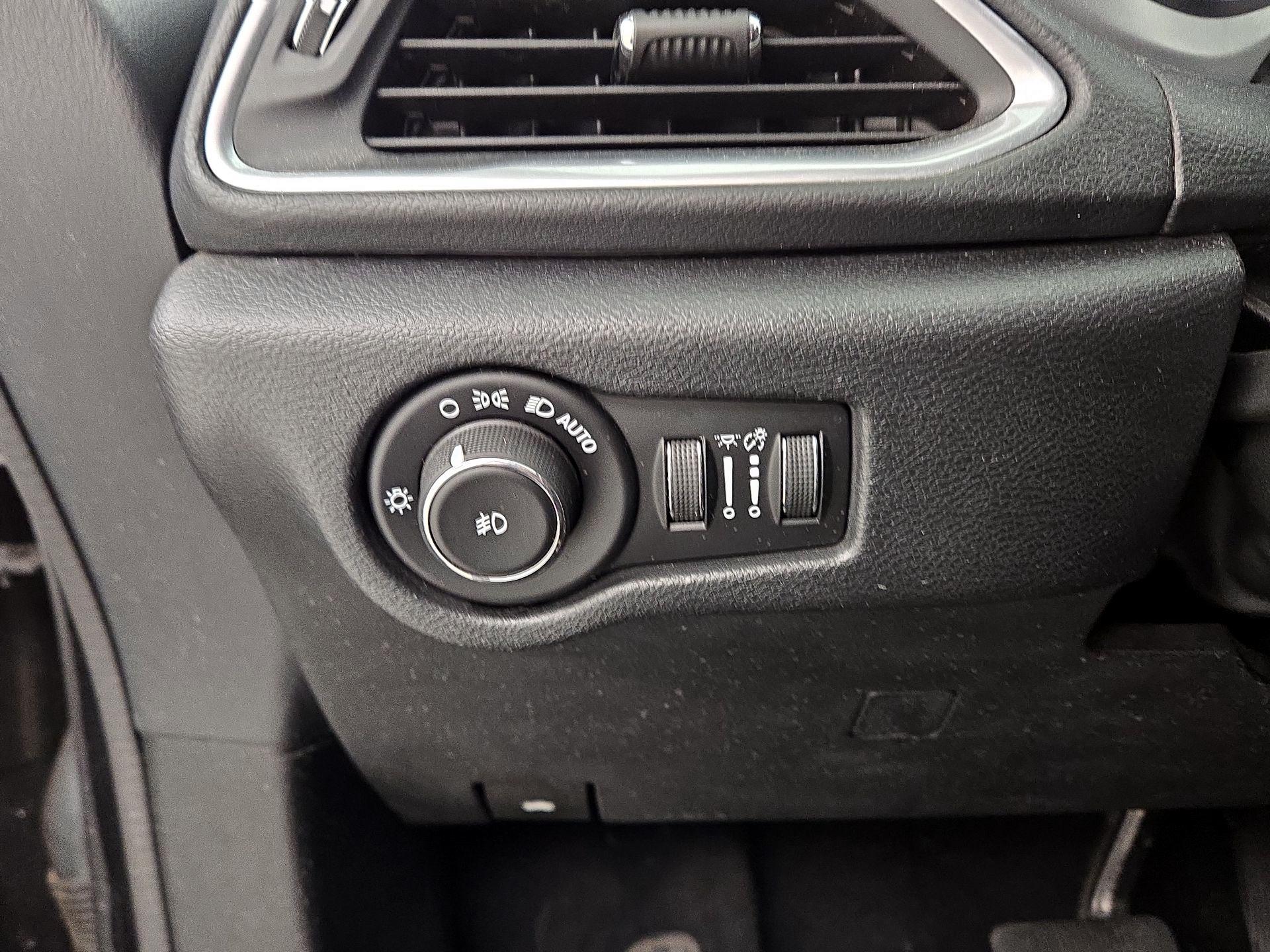Thumbnail: 2018 Chrysler Pacifica - 13