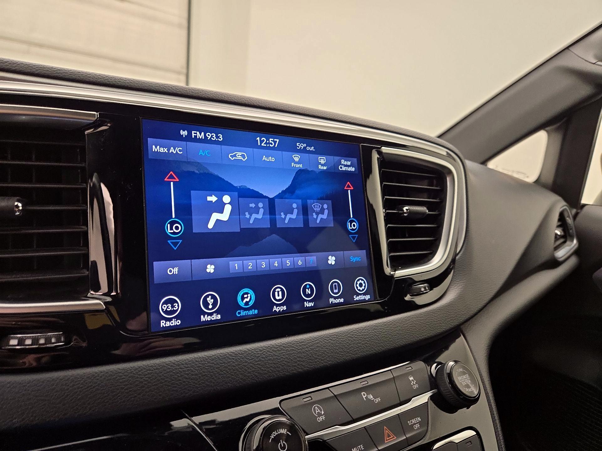 Thumbnail: 2018 Chrysler Pacifica - 17
