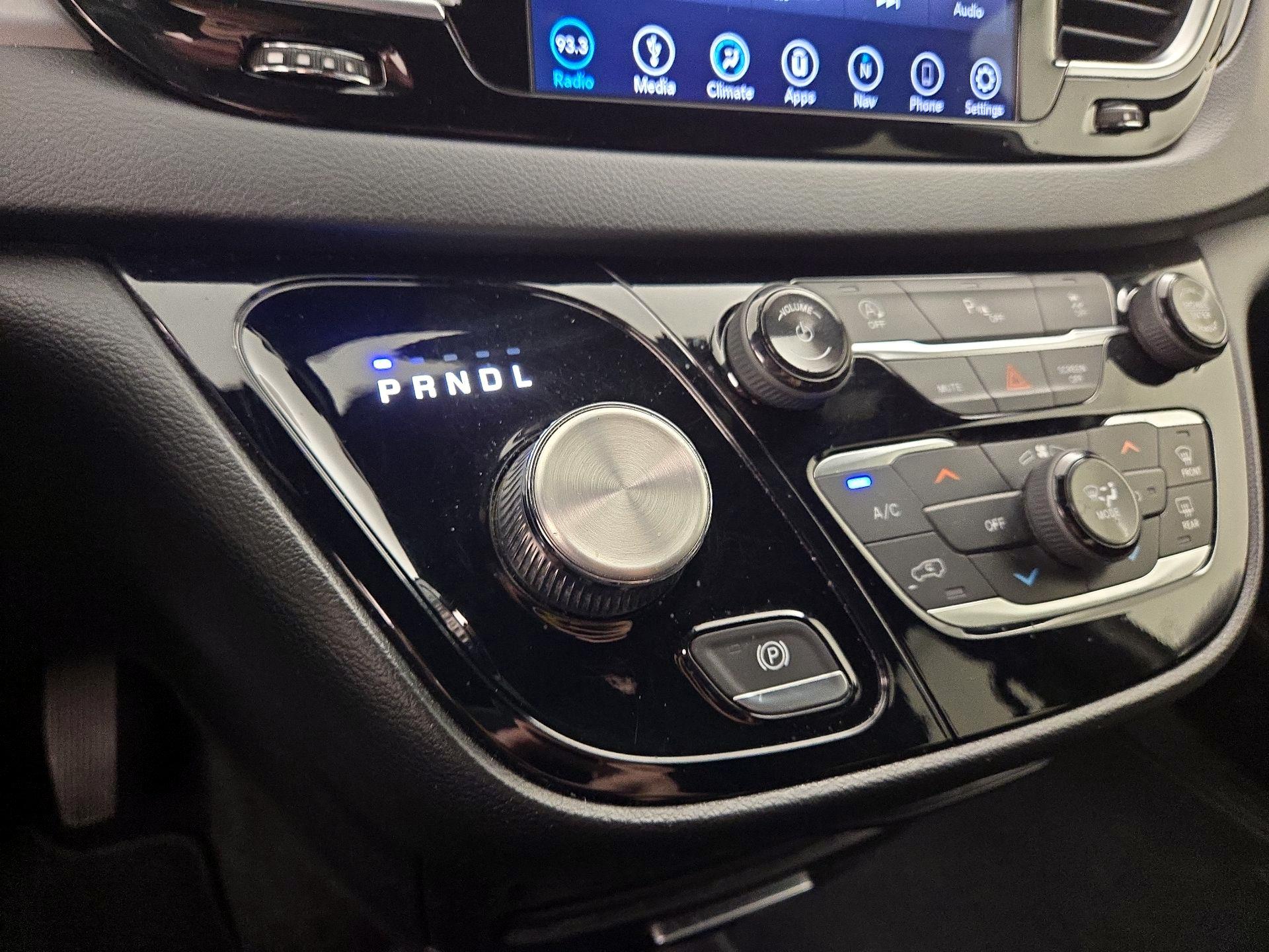Thumbnail: 2018 Chrysler Pacifica - 18