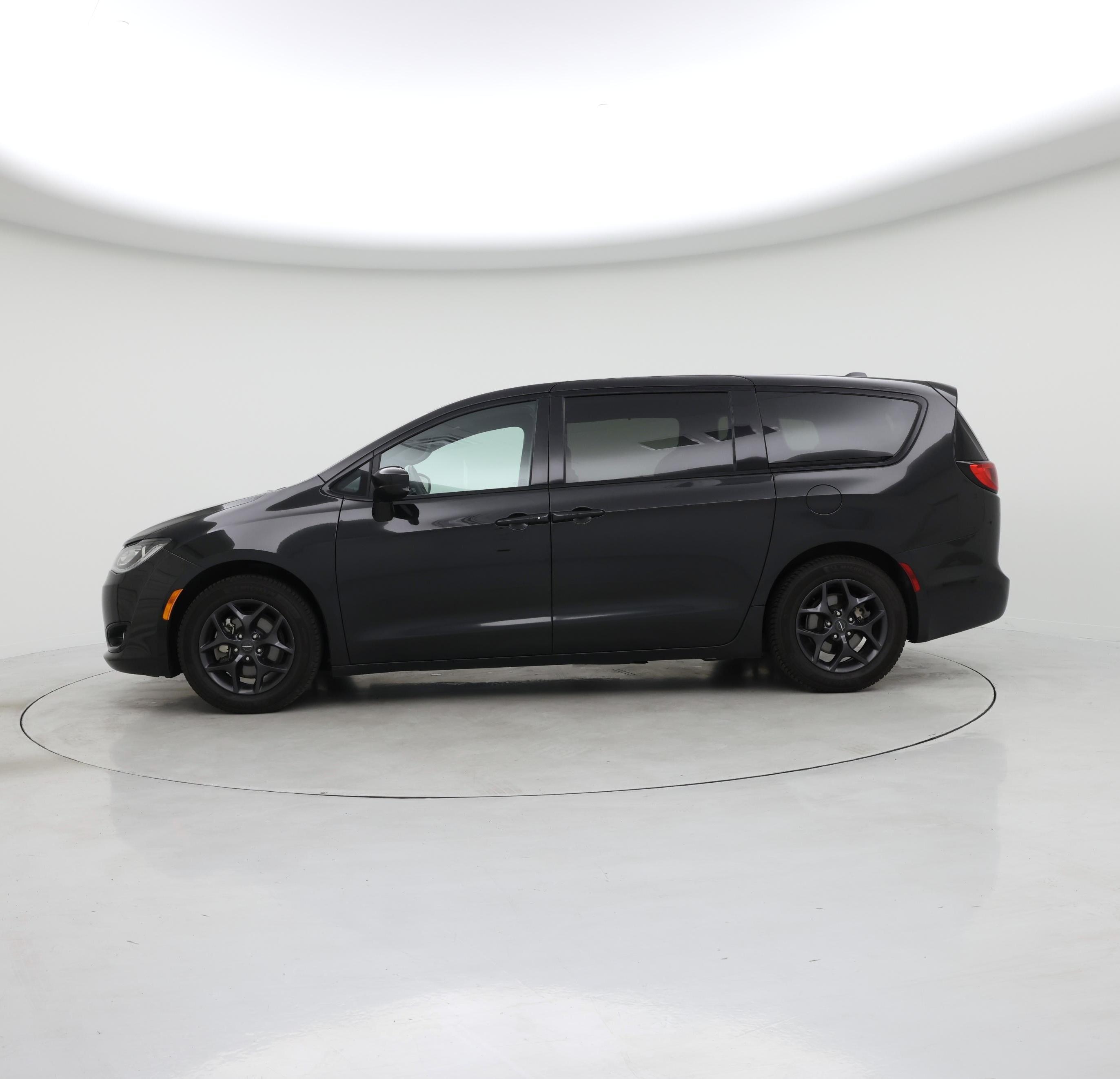 Thumbnail: 2018 Chrysler Pacifica - 3