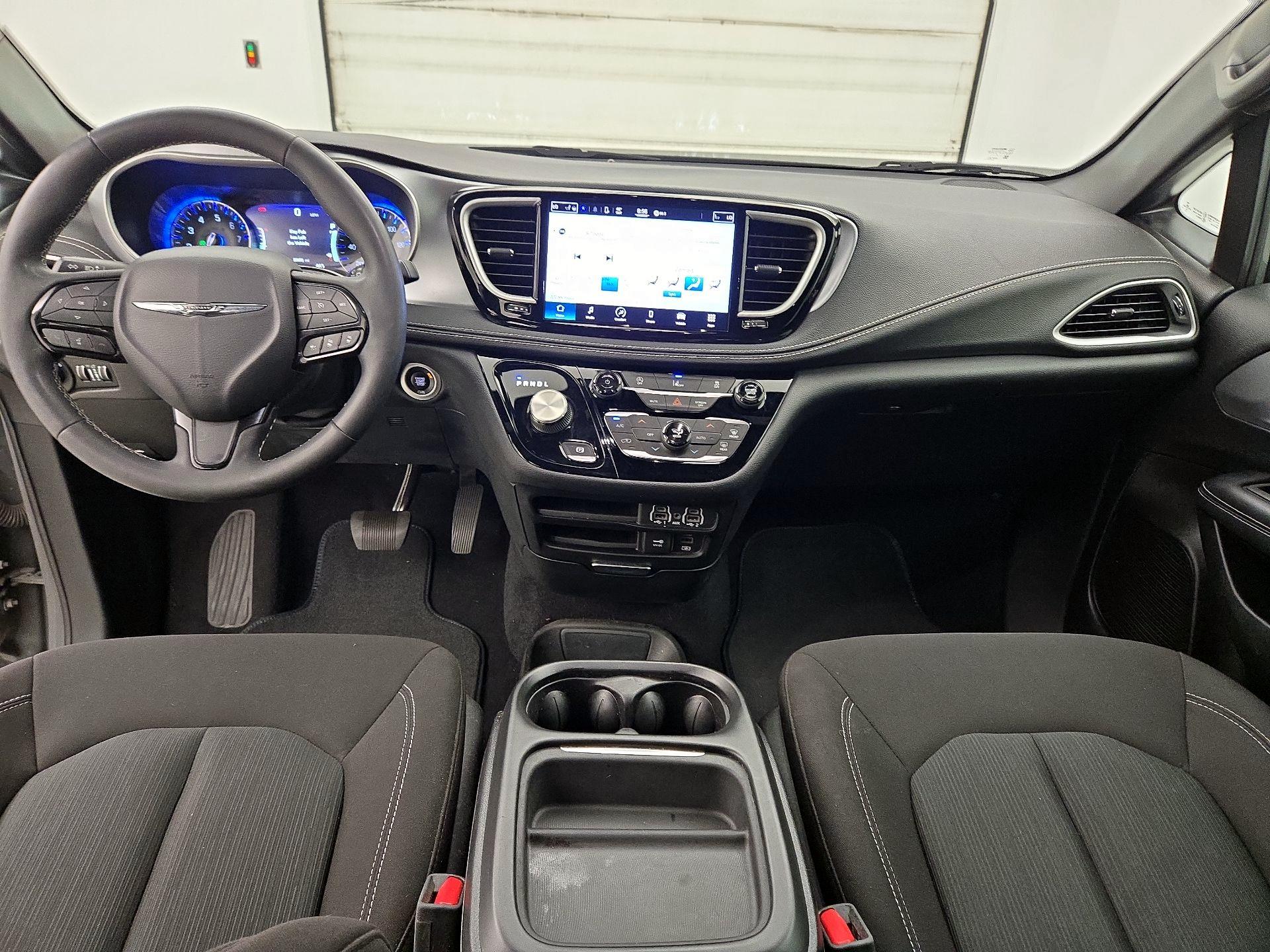 Thumbnail: 2022 Chrysler Pacifica - 9