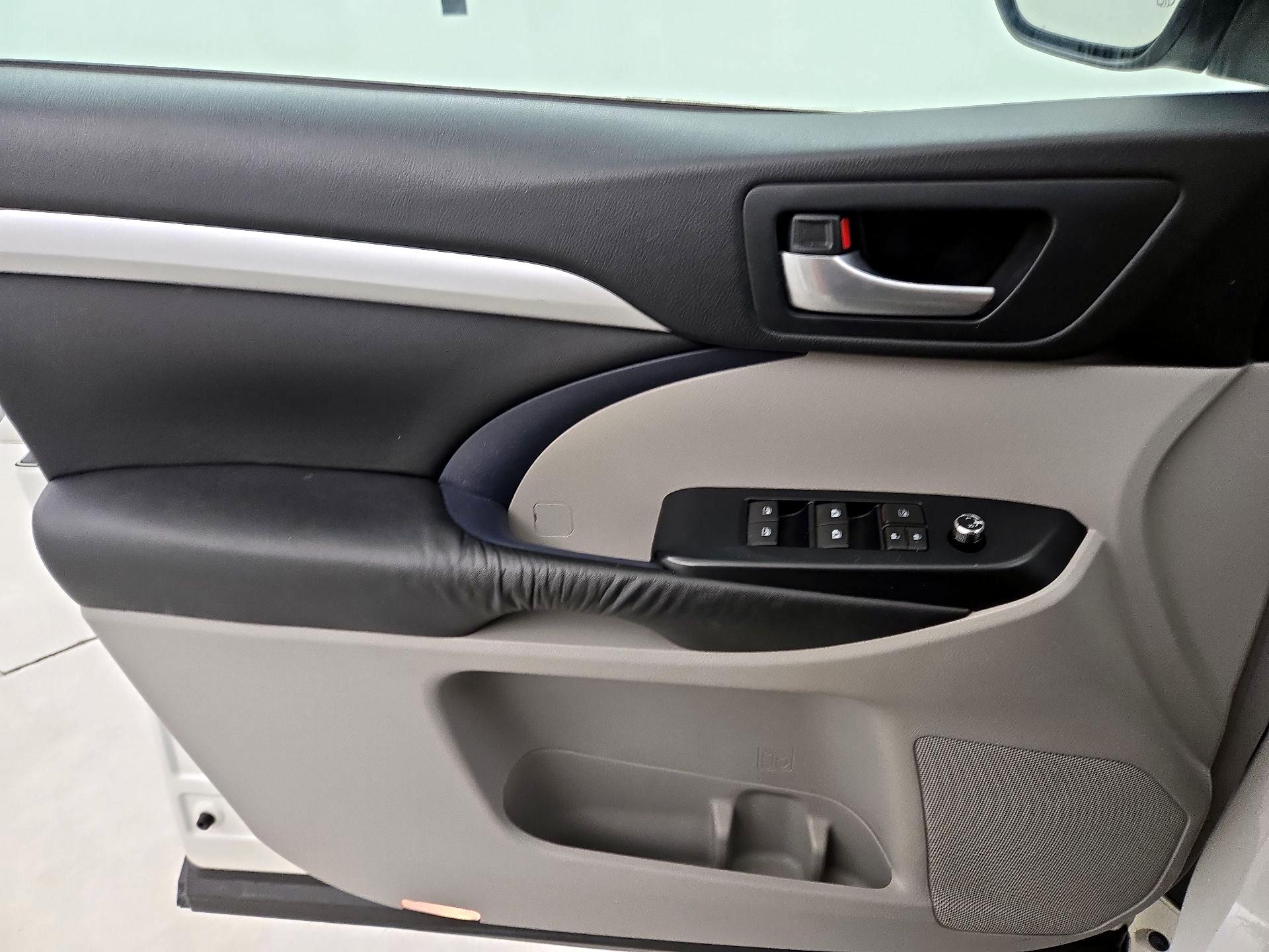 Thumbnail: 2016 Toyota Highlander - 12