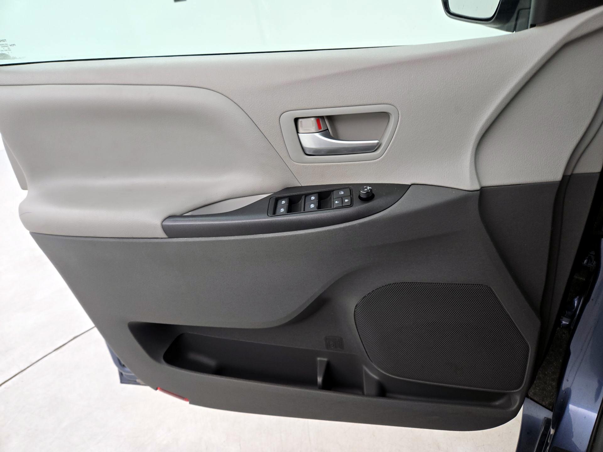 Thumbnail: 2015 Toyota Sienna - 12
