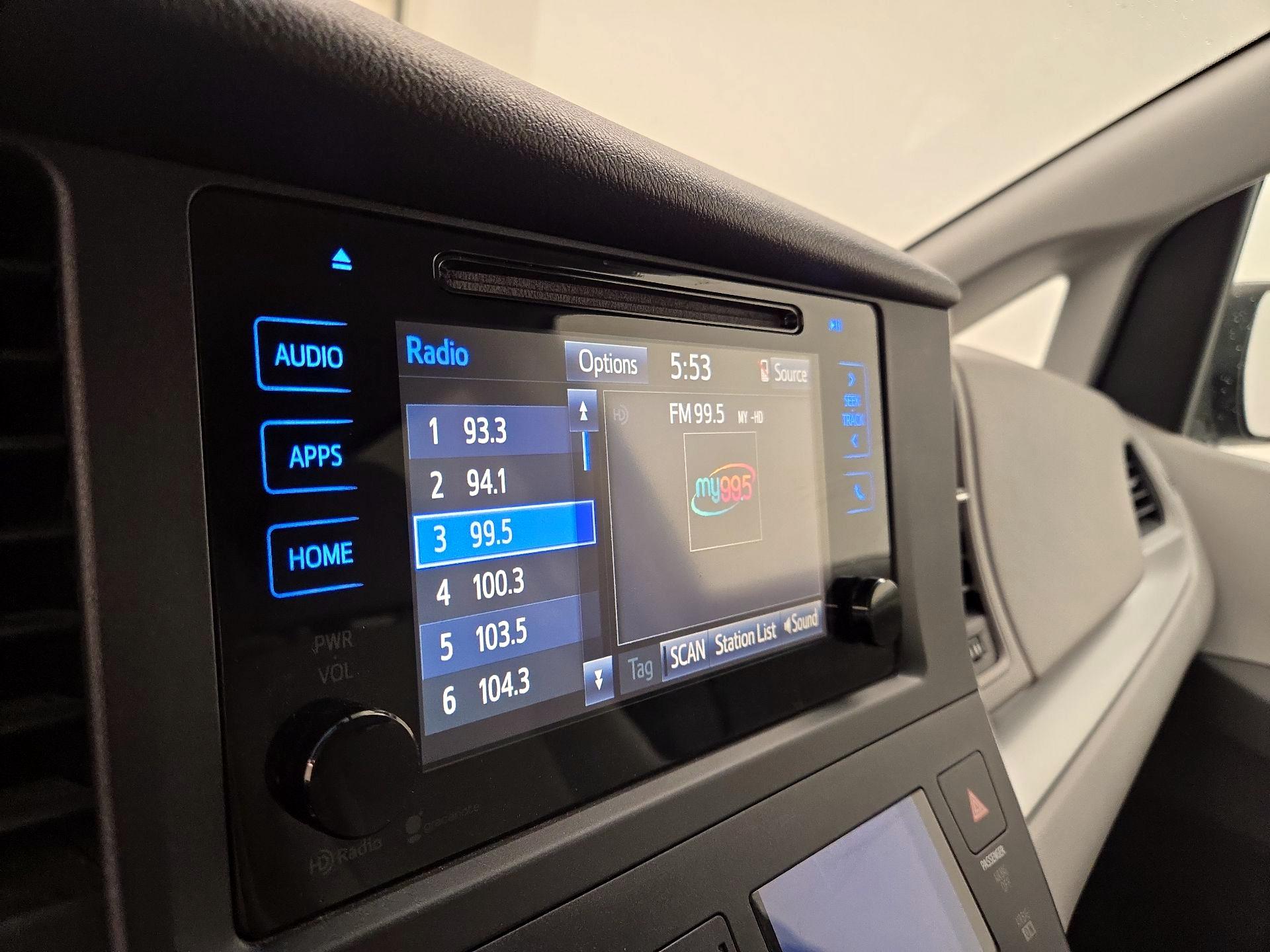 Thumbnail: 2015 Toyota Sienna - 15
