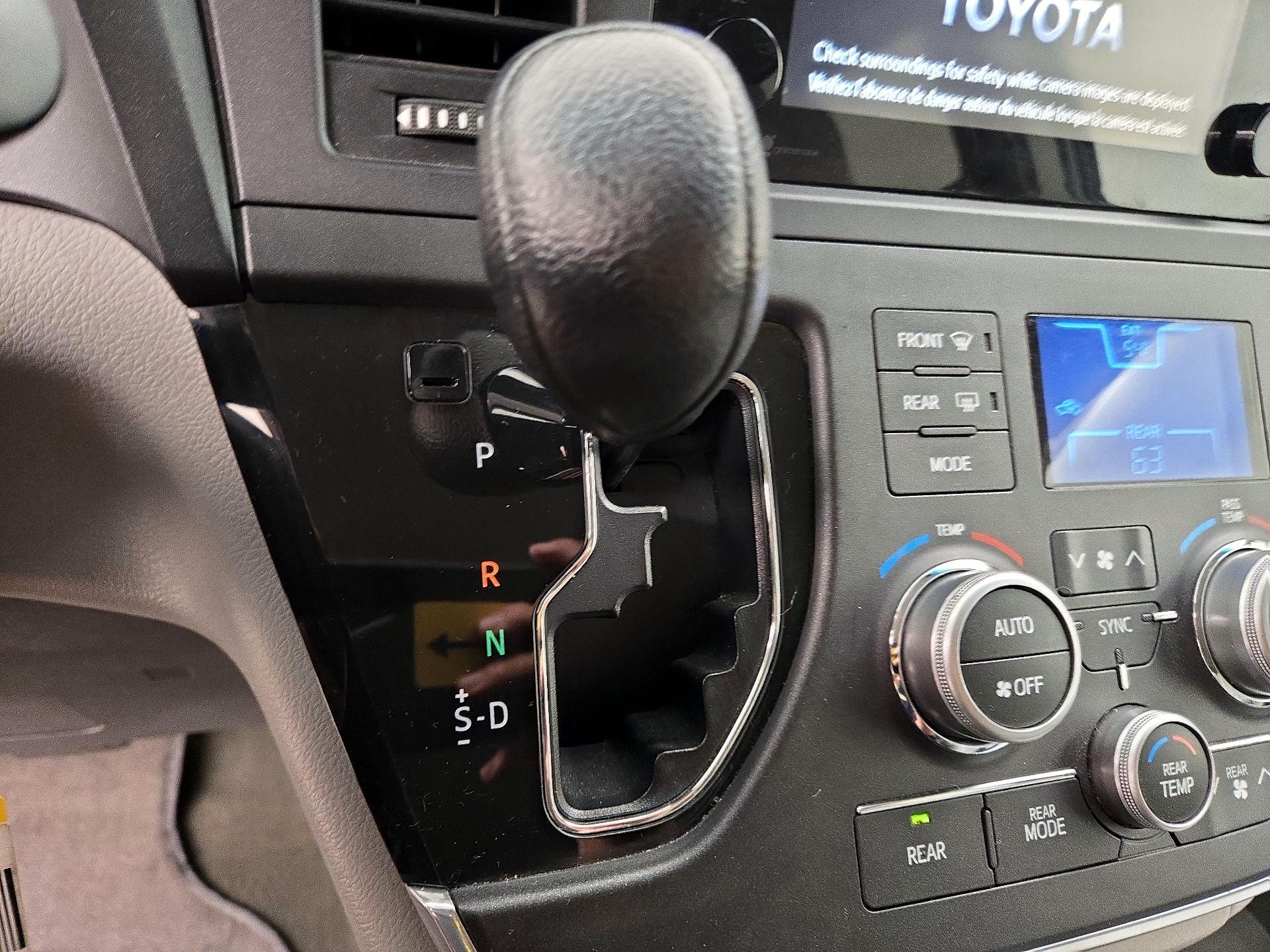 Thumbnail: 2015 Toyota Sienna - 17