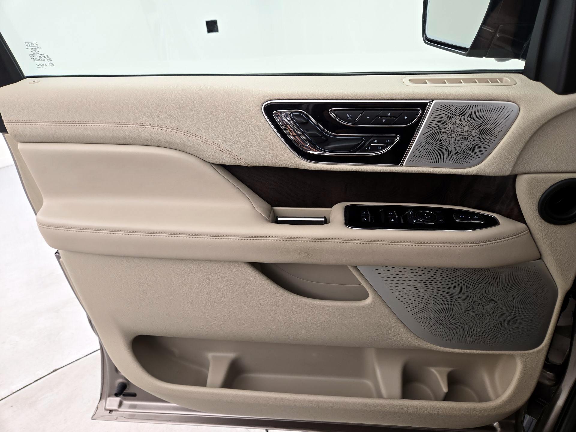 Thumbnail: 2020 Lincoln Navigator L - 12