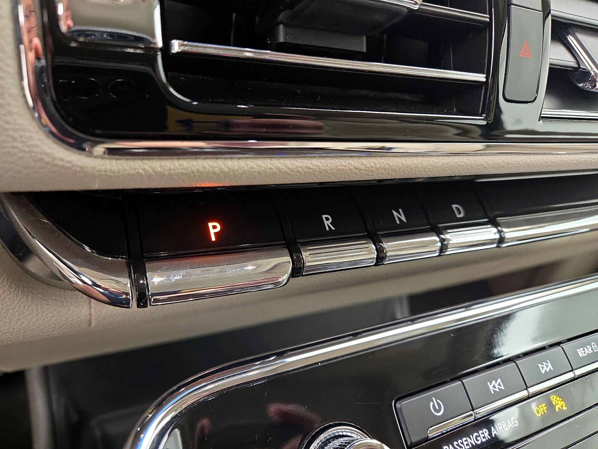 Thumbnail: 2020 Lincoln Navigator L - 18