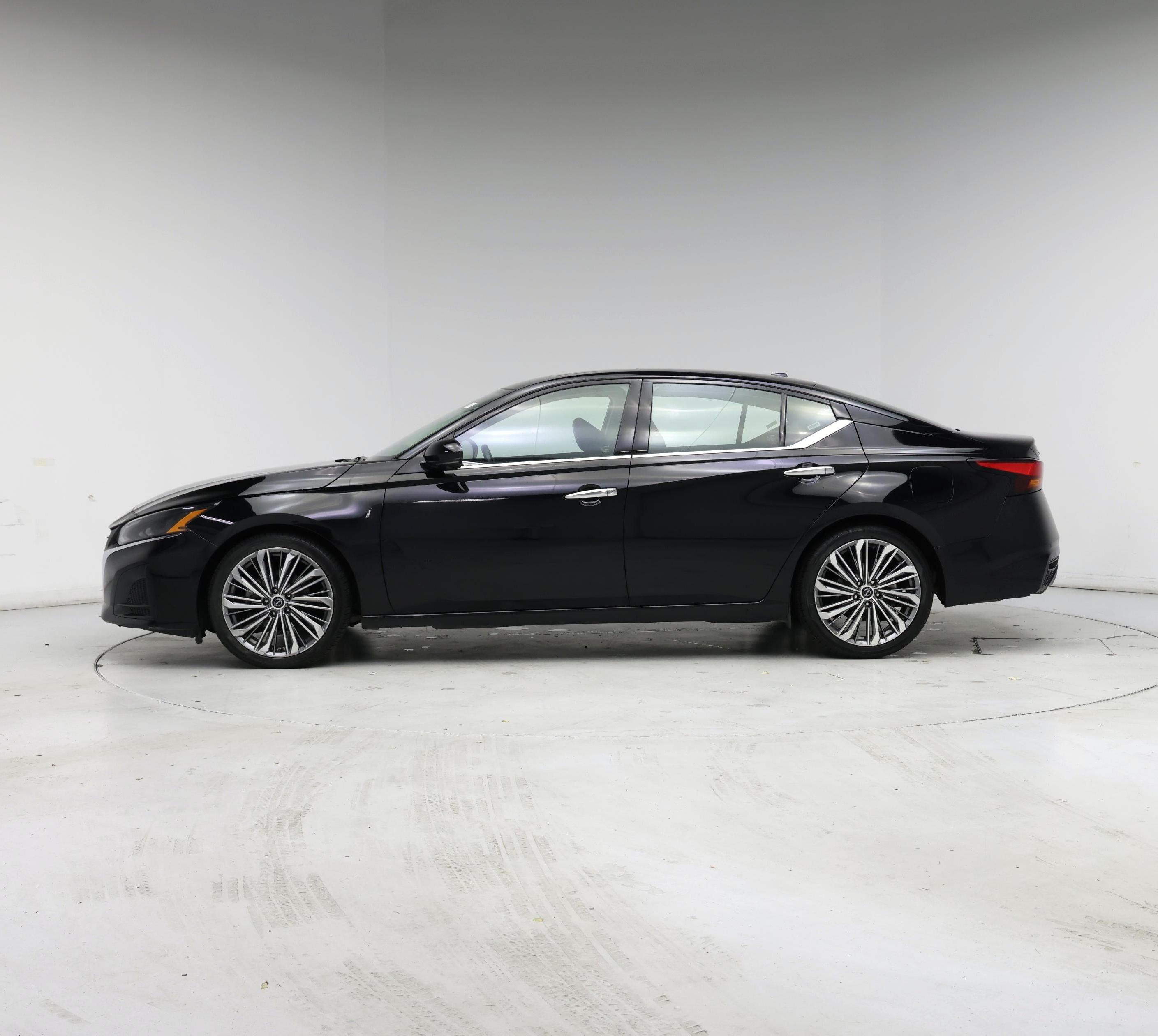 Thumbnail: 2023 Nissan Altima - 3