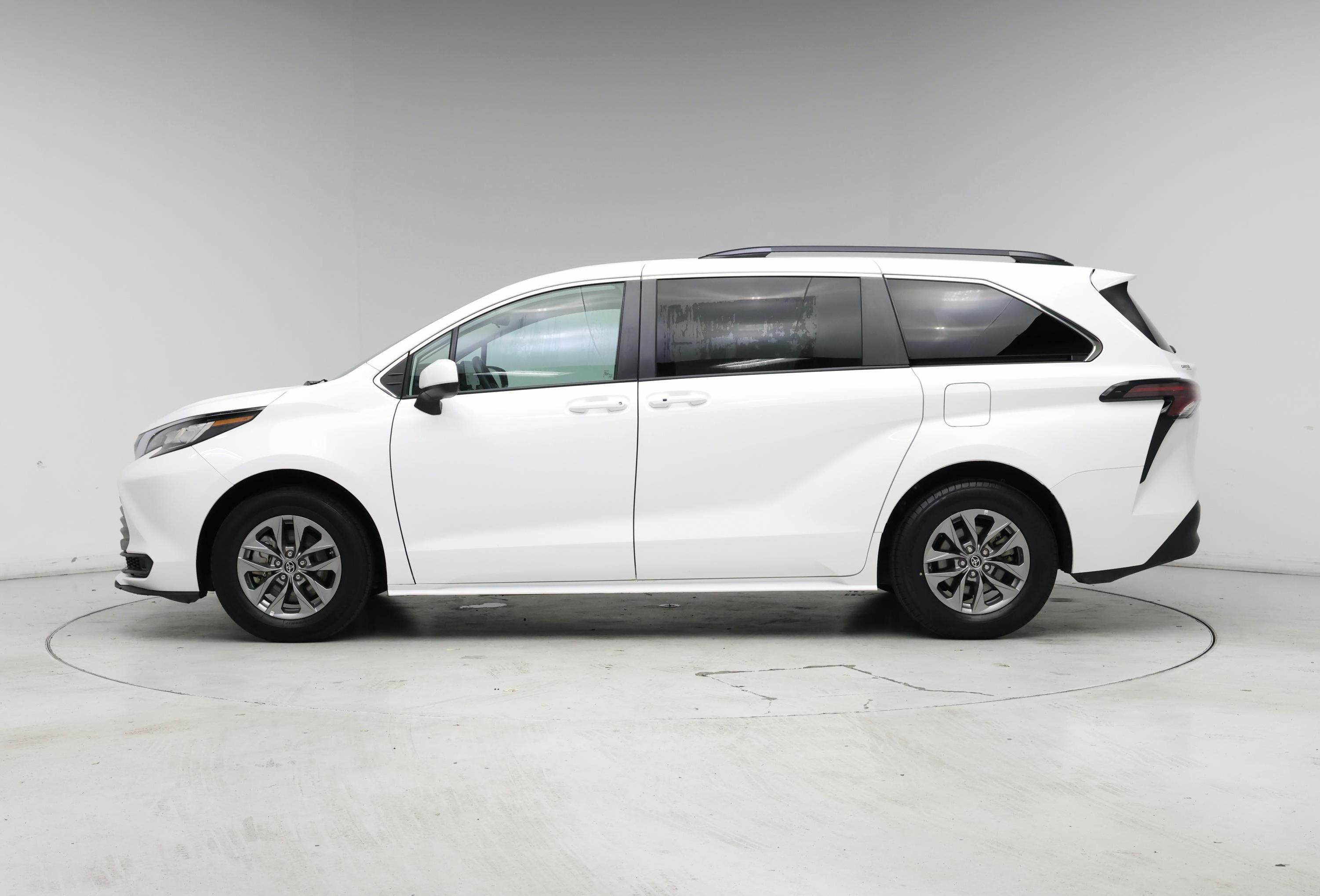 Thumbnail: 2023 Toyota Sienna - 3