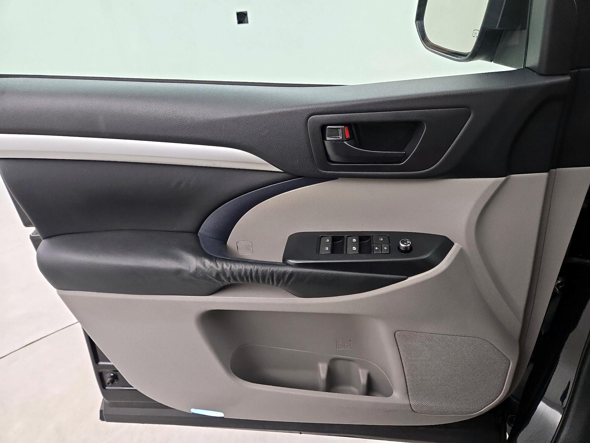 Thumbnail: 2015 Toyota Highlander - 12