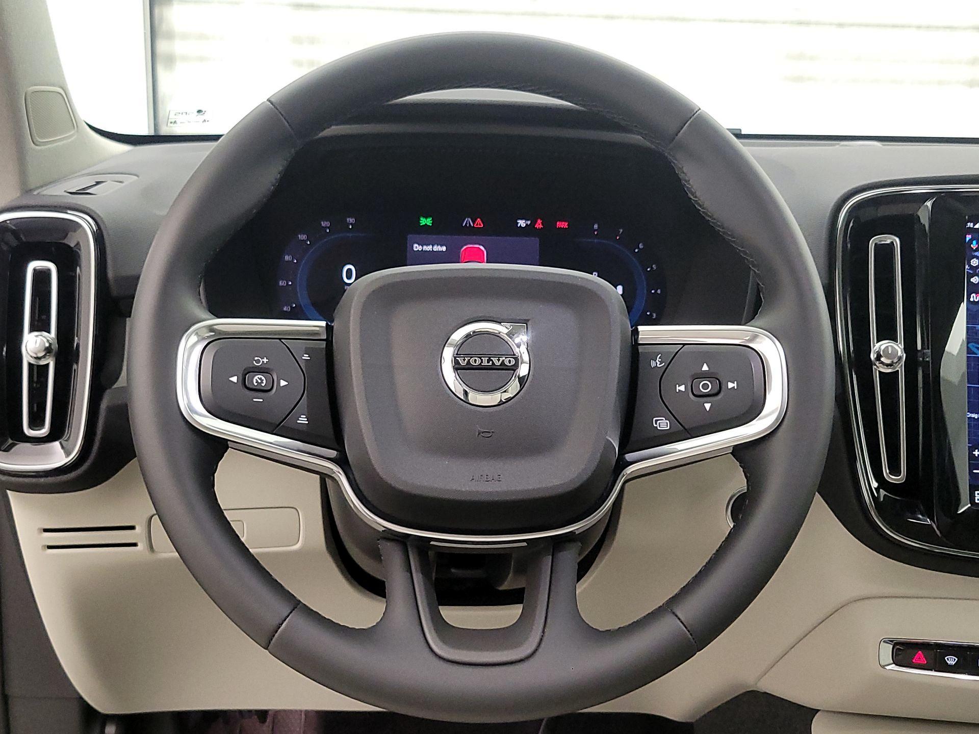 Thumbnail: 2024 Volvo XC40 - 10