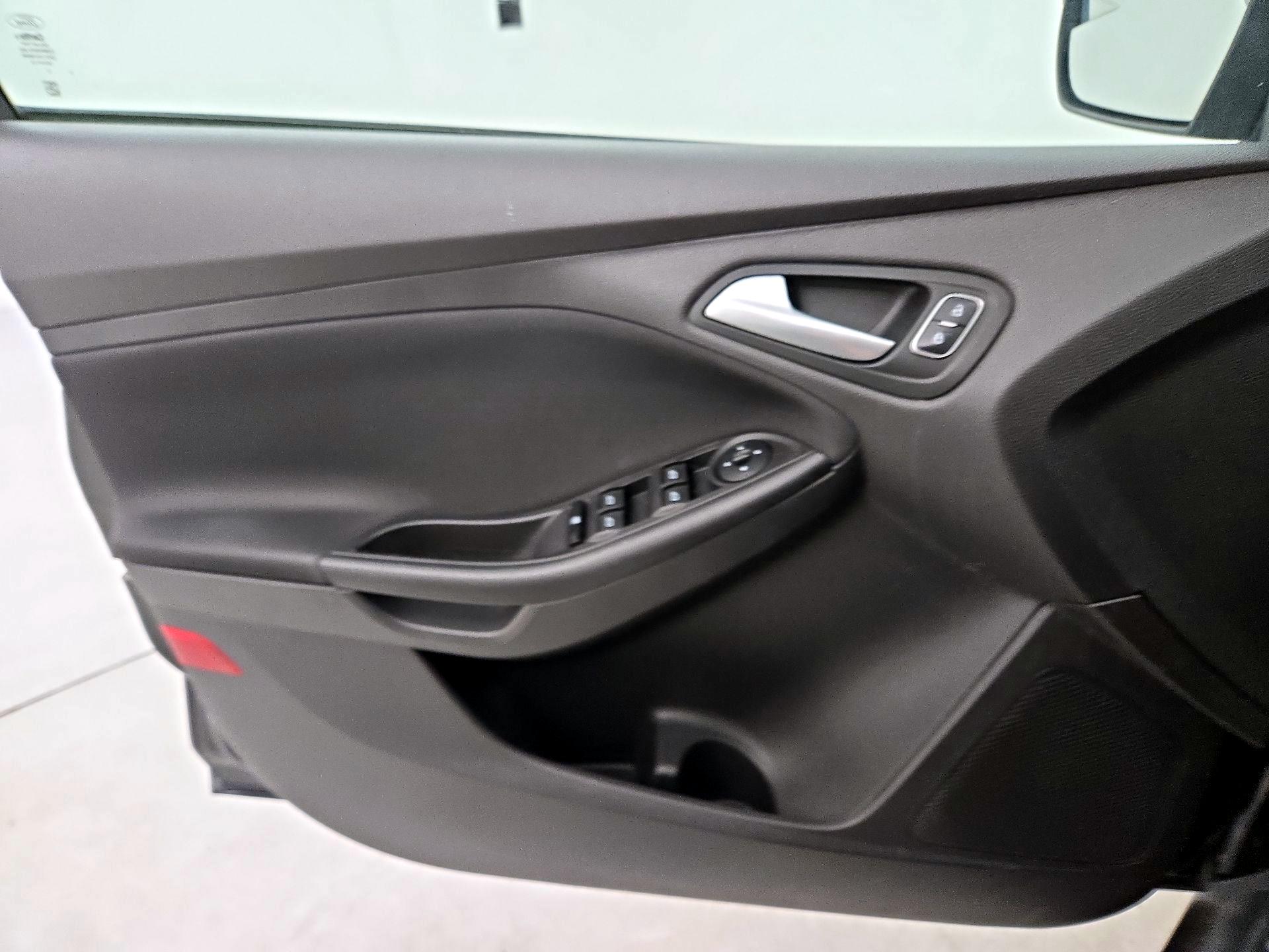 Thumbnail: 2015 Ford Focus - 12