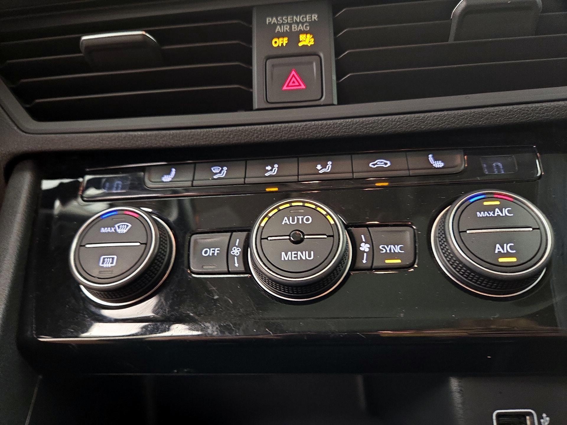Thumbnail: 2019 Volkswagen Jetta - 16