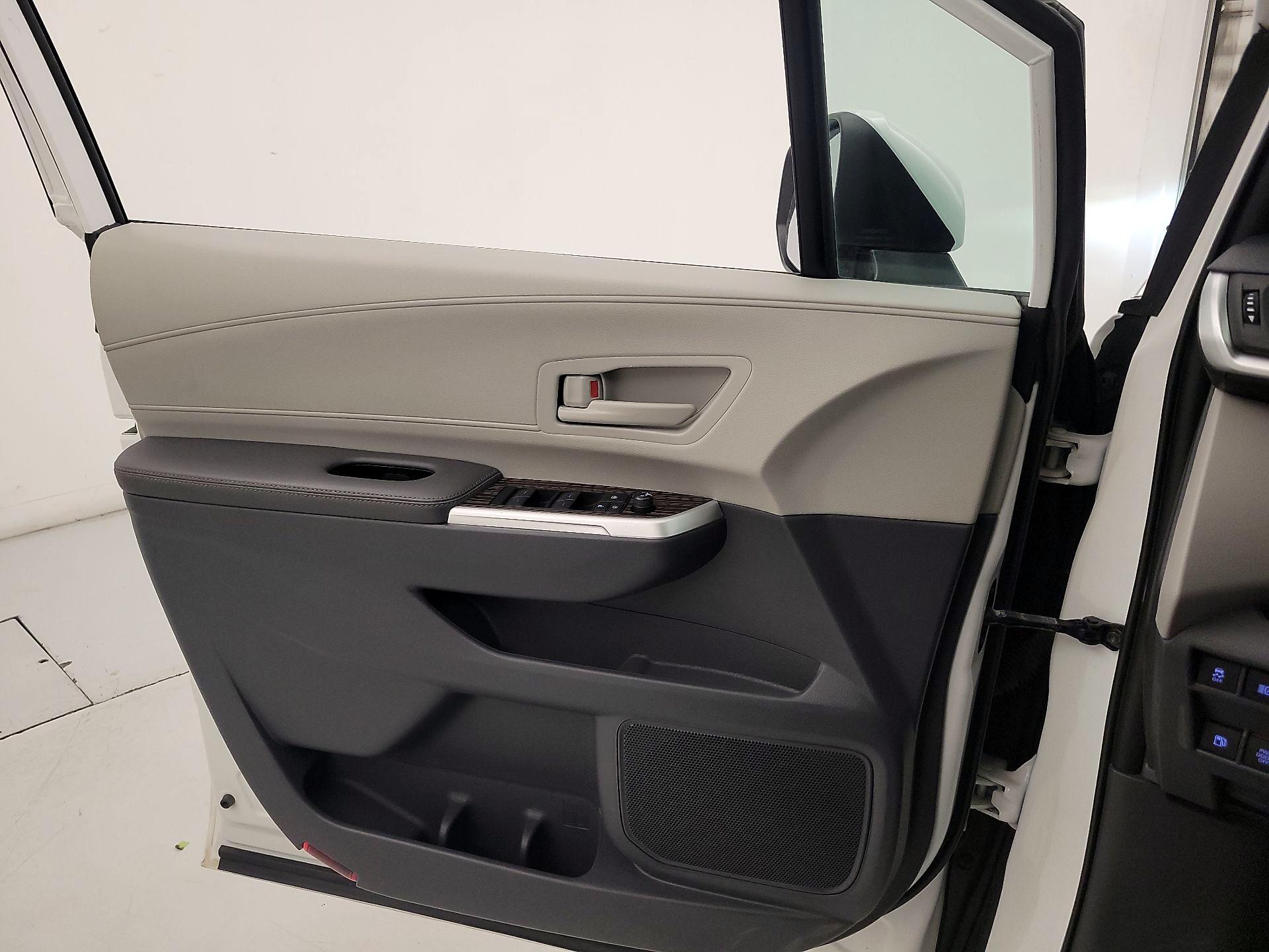 Thumbnail: 2023 Toyota Sienna - 12