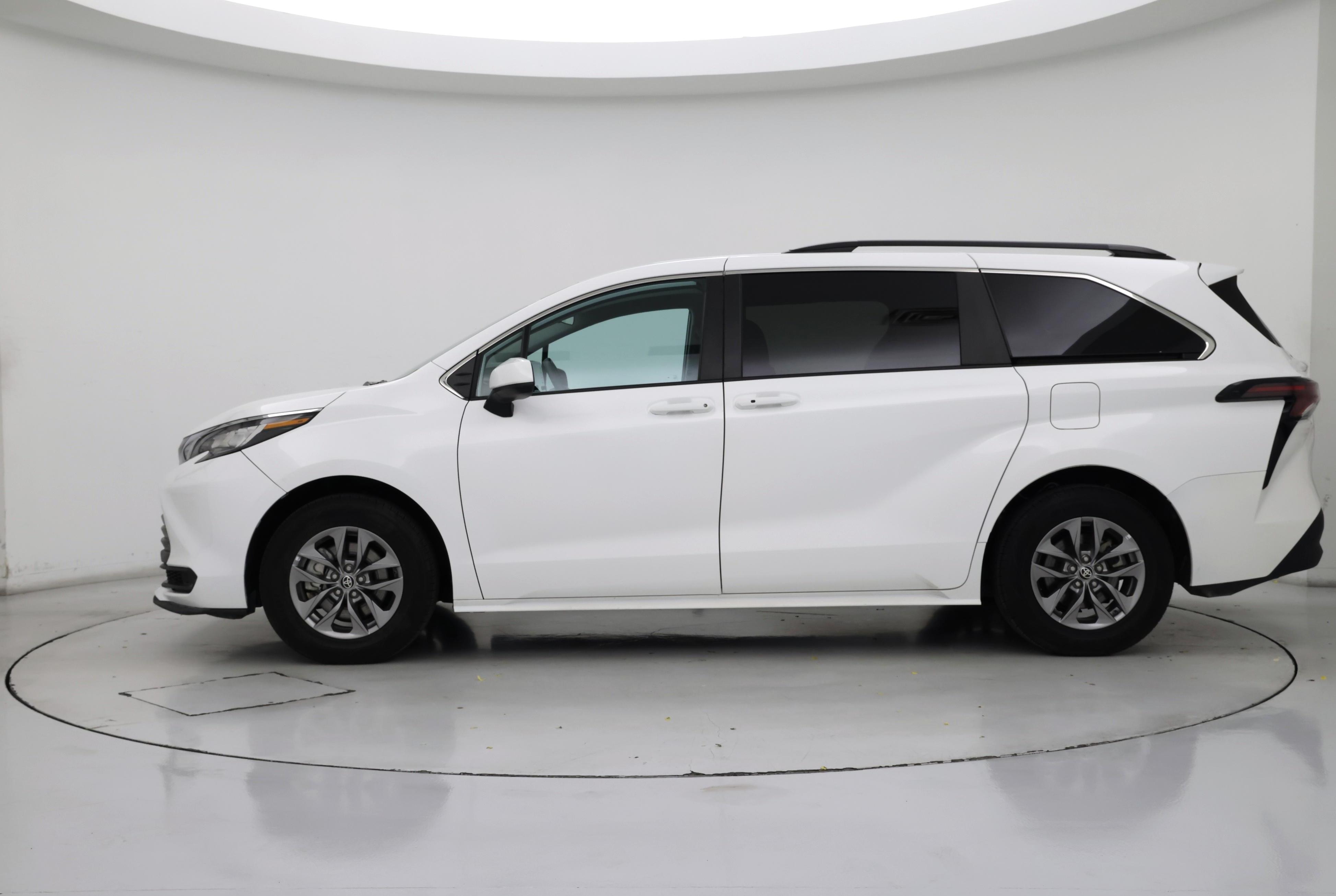 Thumbnail: 2023 Toyota Sienna - 3