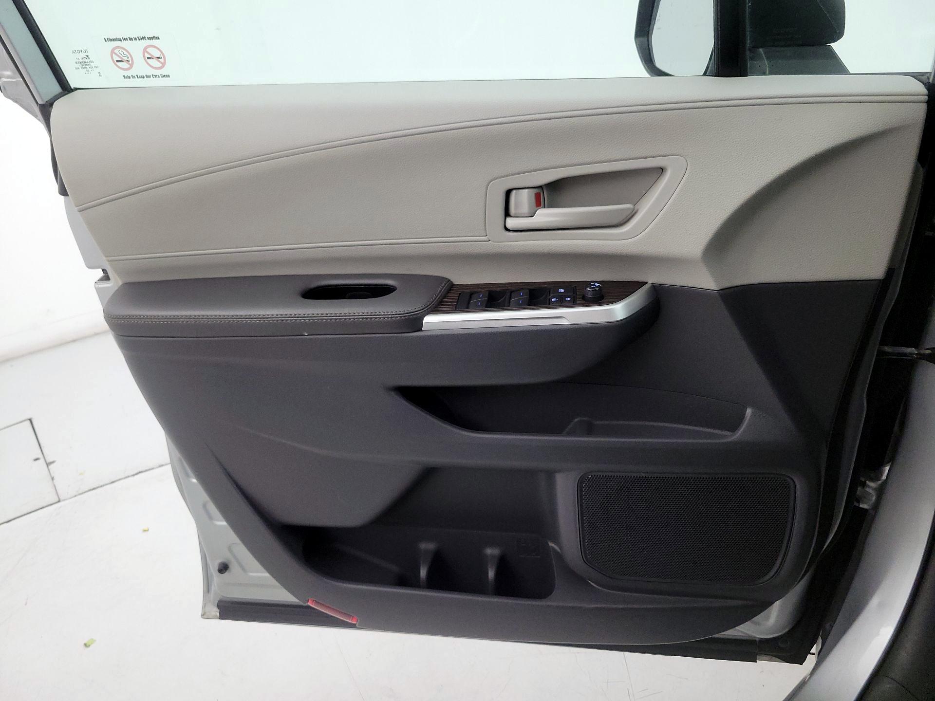 Thumbnail: 2022 Toyota Sienna - 12