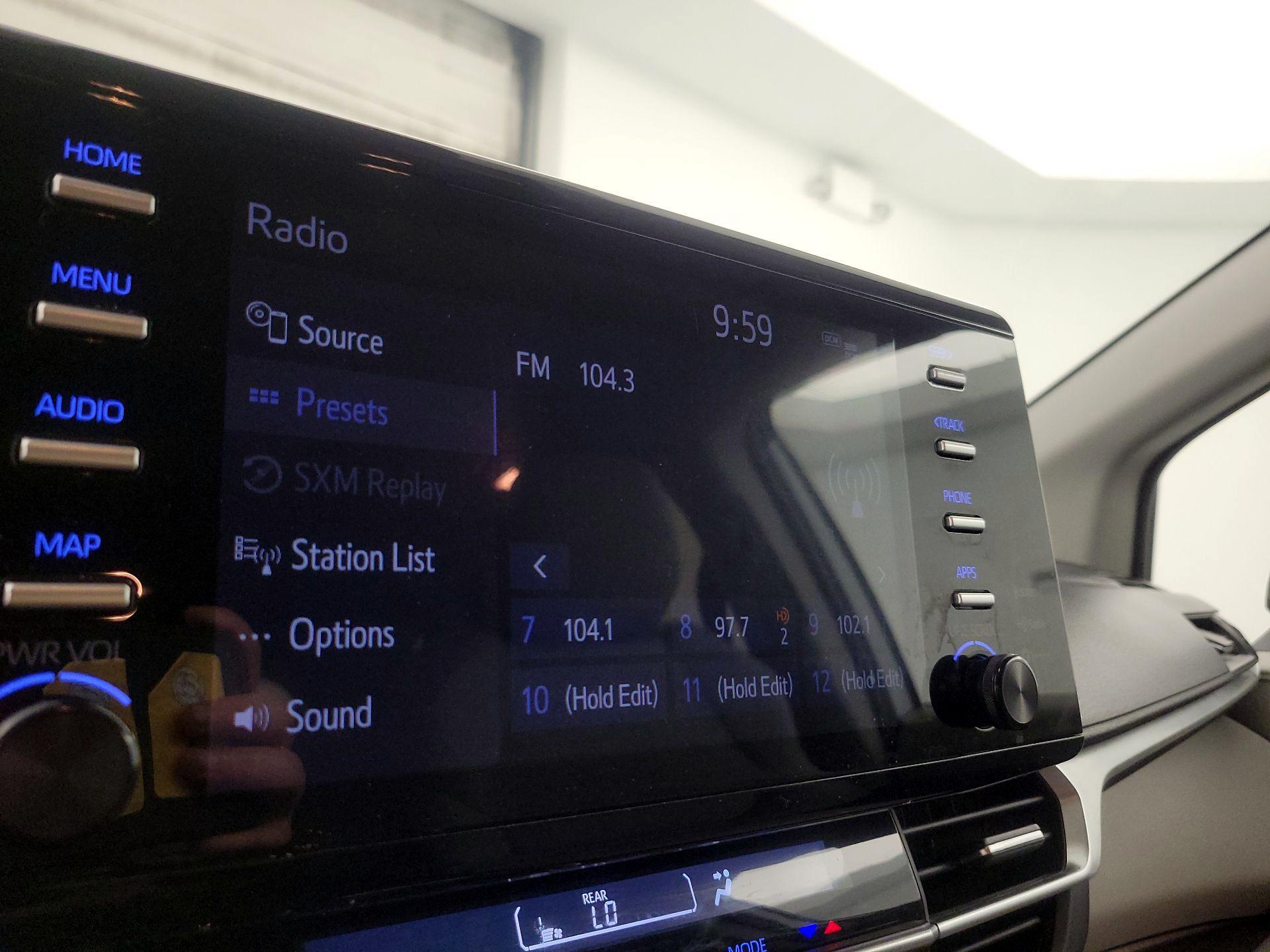 Thumbnail: 2022 Toyota Sienna - 15