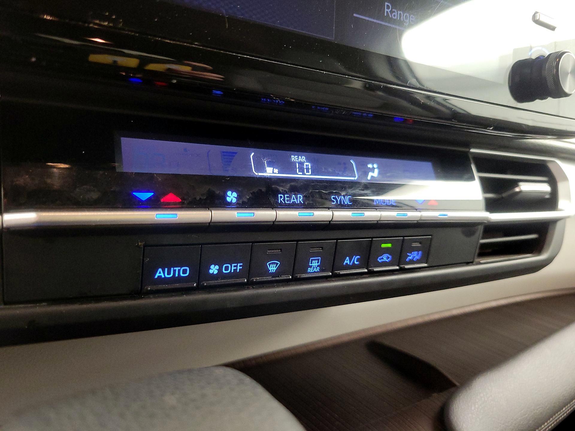 Thumbnail: 2022 Toyota Sienna - 16