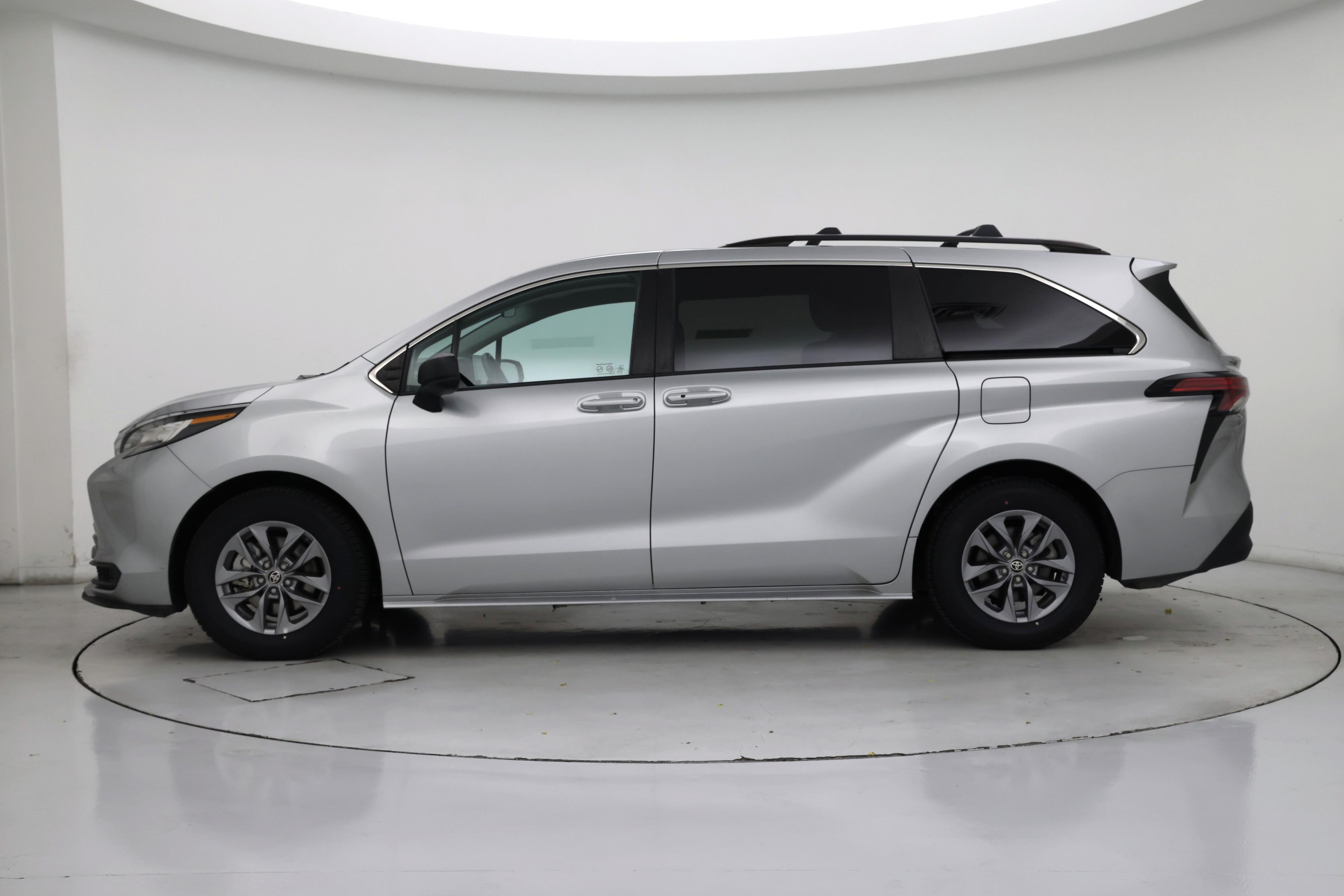 Thumbnail: 2022 Toyota Sienna - 3