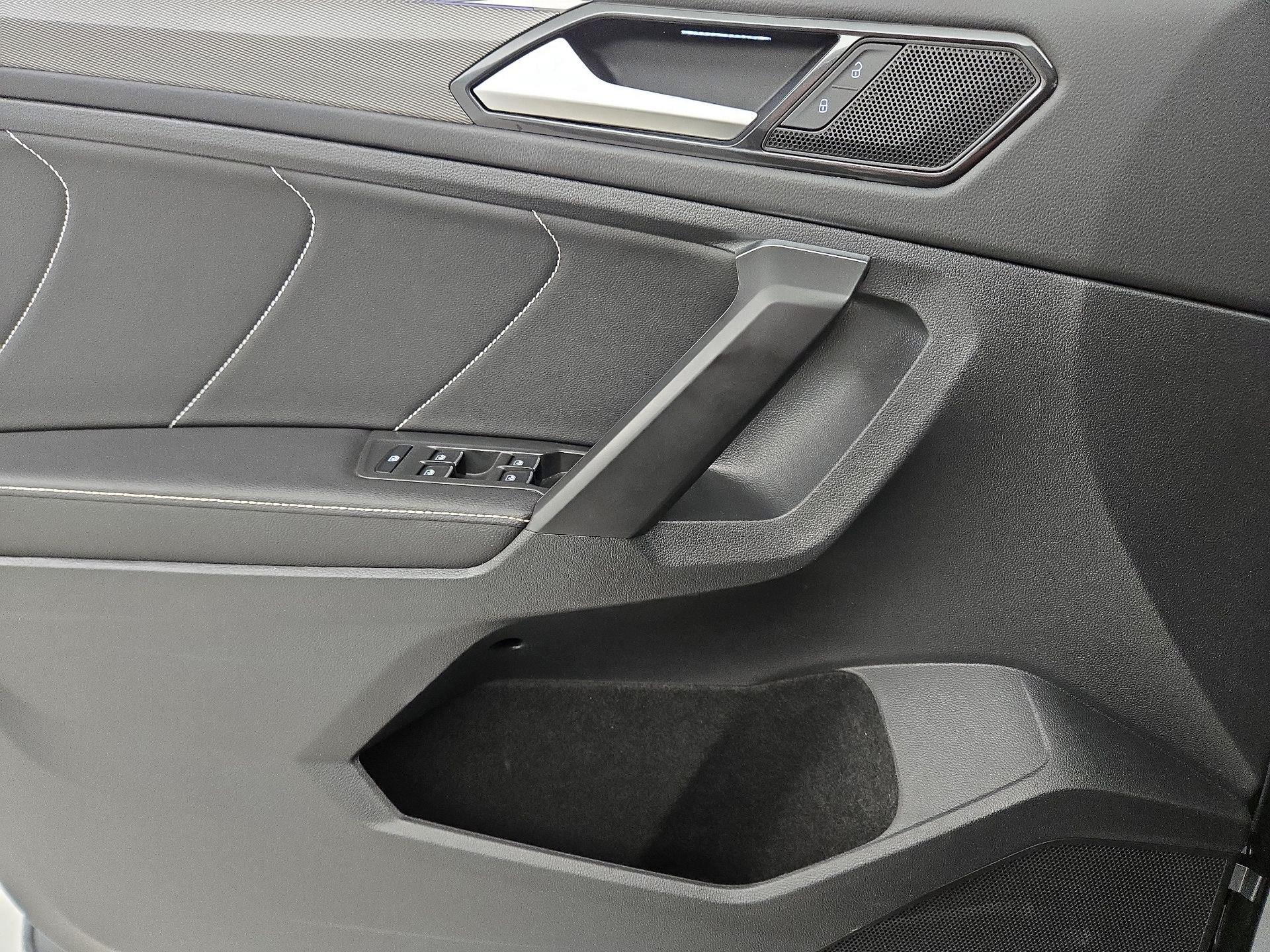 Thumbnail: 2023 Volkswagen Tiguan - 12