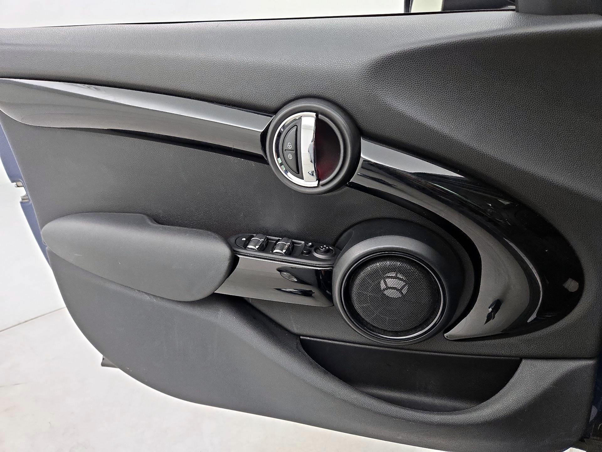 Thumbnail: 2016 MINI Cooper Hardtop - 12