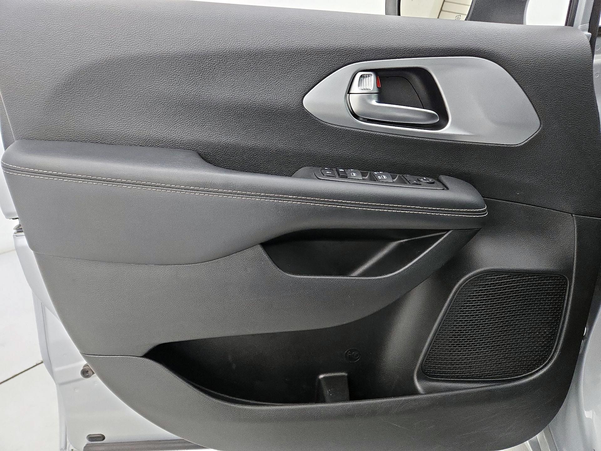 Thumbnail: 2023 Chrysler Pacifica - 12