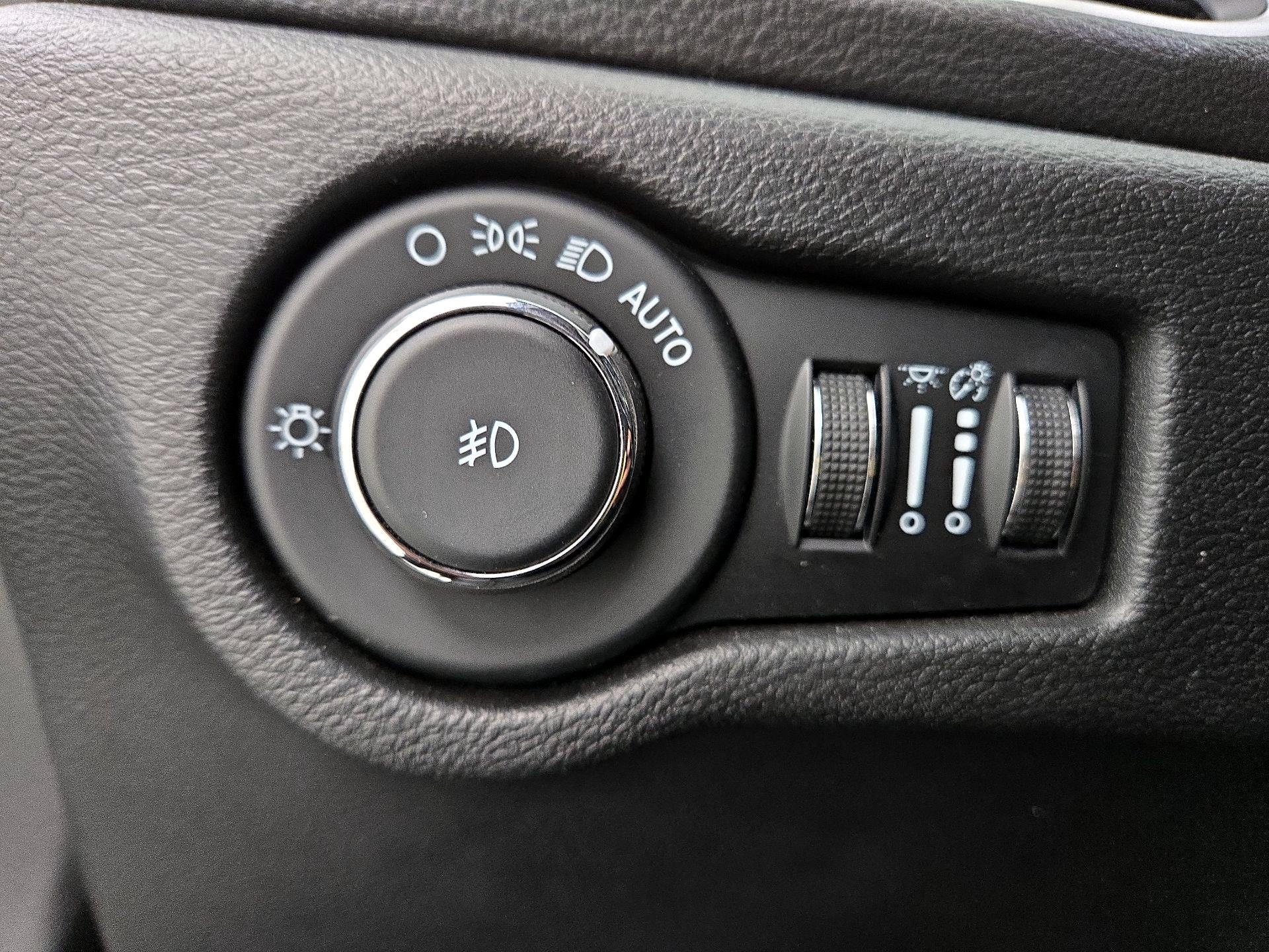 Thumbnail: 2023 Chrysler Pacifica - 13