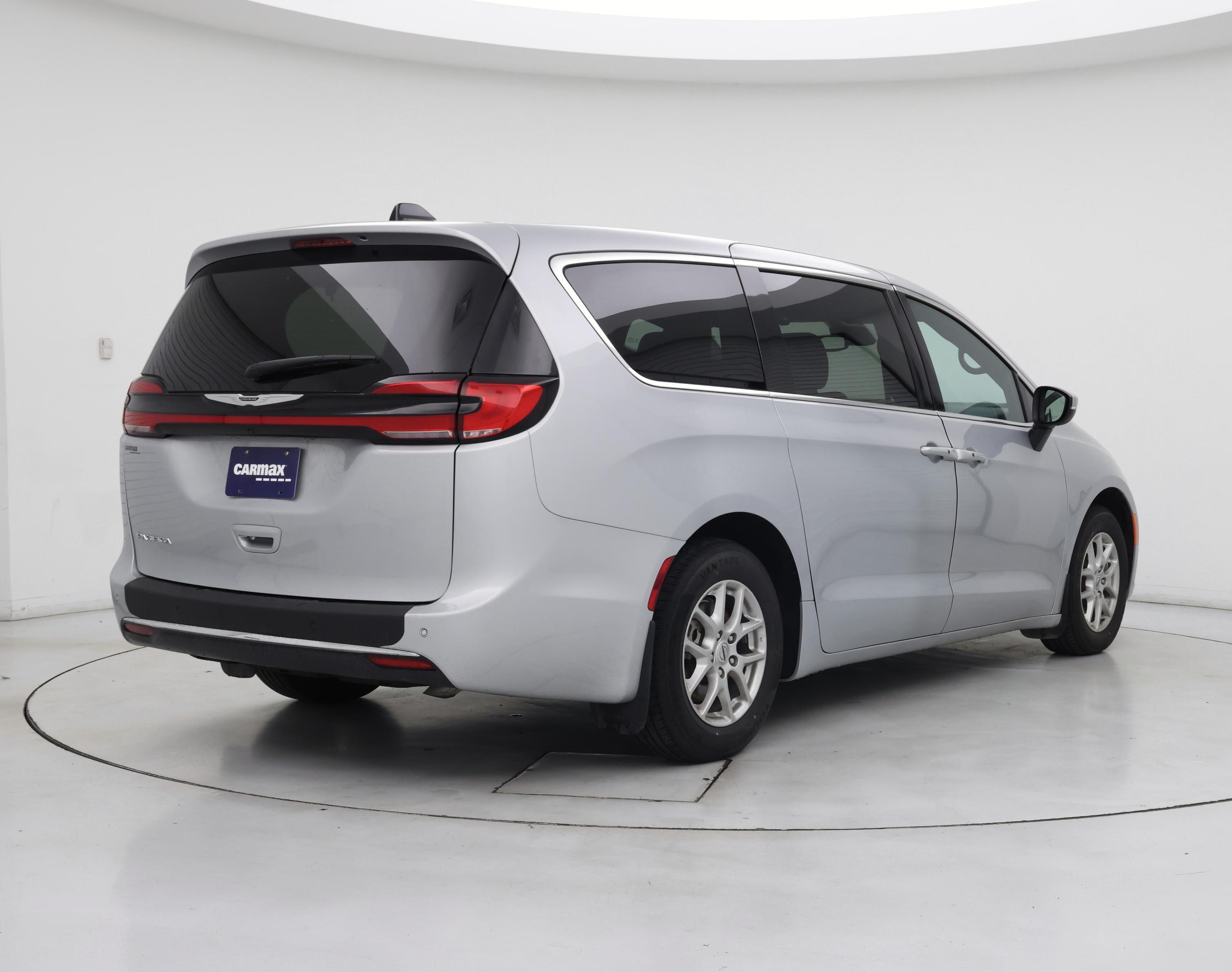 Thumbnail: 2023 Chrysler Pacifica - 8