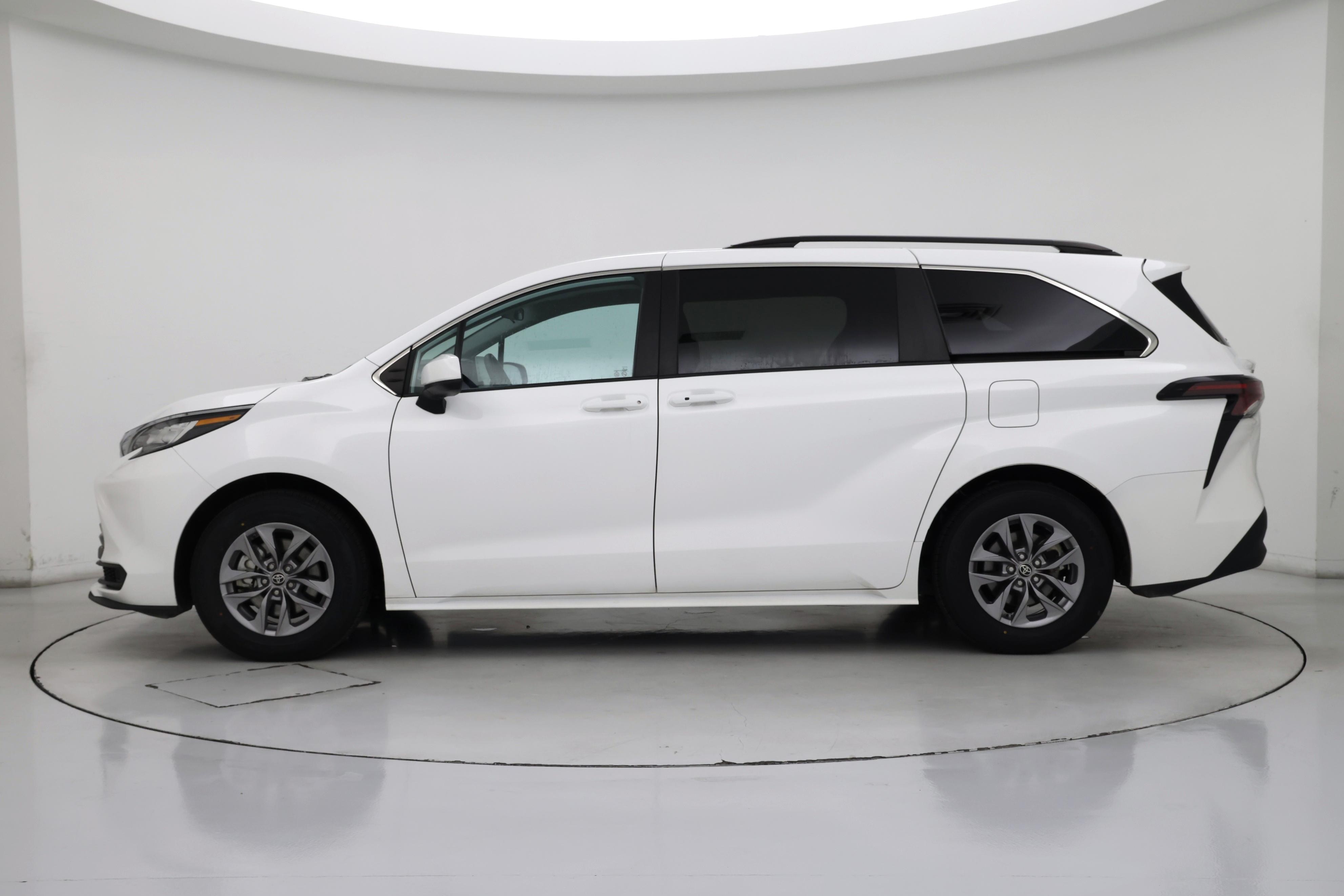 Thumbnail: 2023 Toyota Sienna - 3