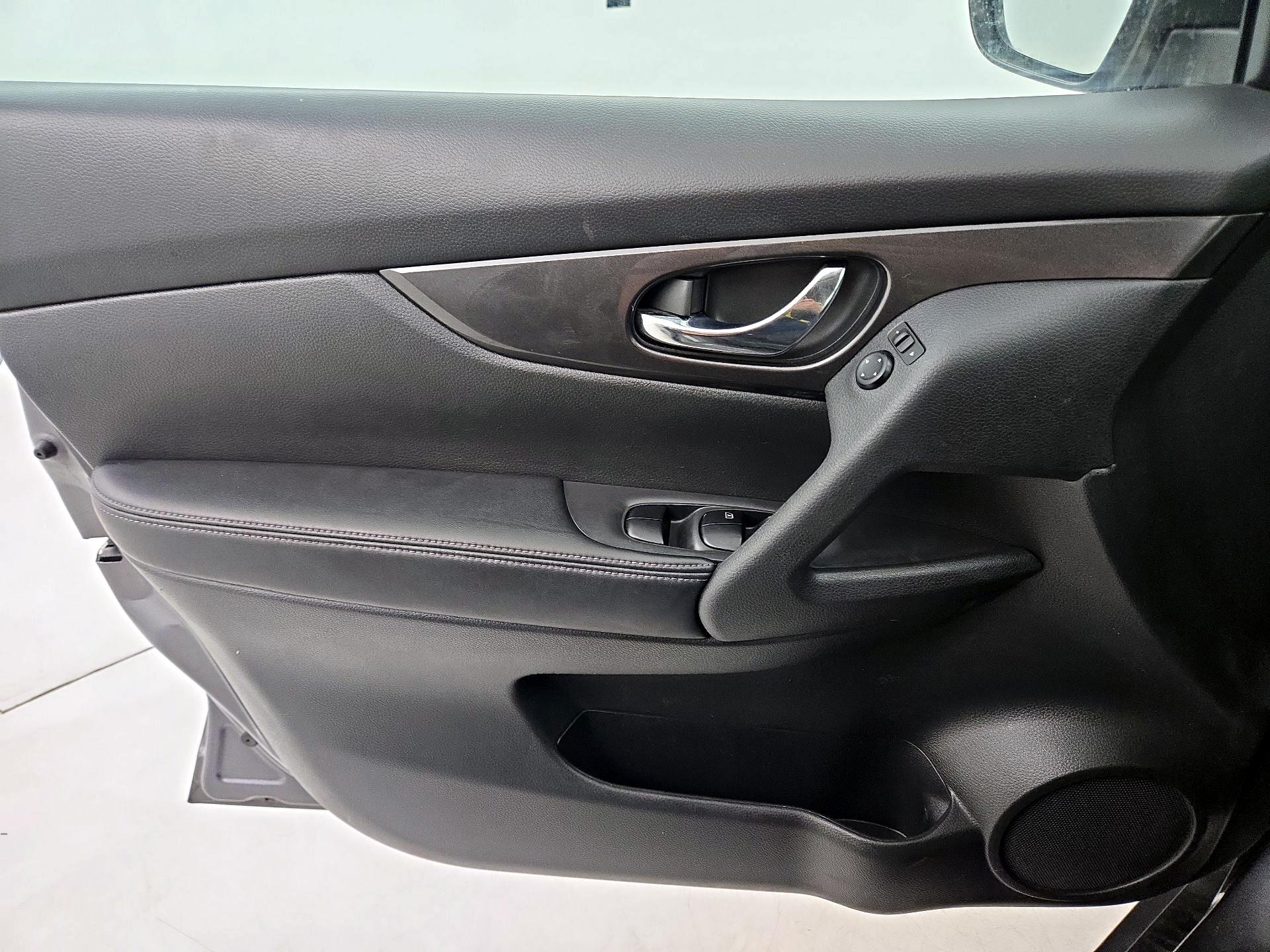 Thumbnail: 2017 Nissan Rogue - 12