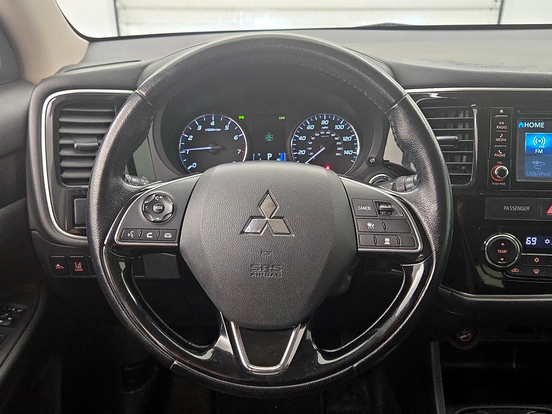 Thumbnail: 2016 Mitsubishi Outlander - 10