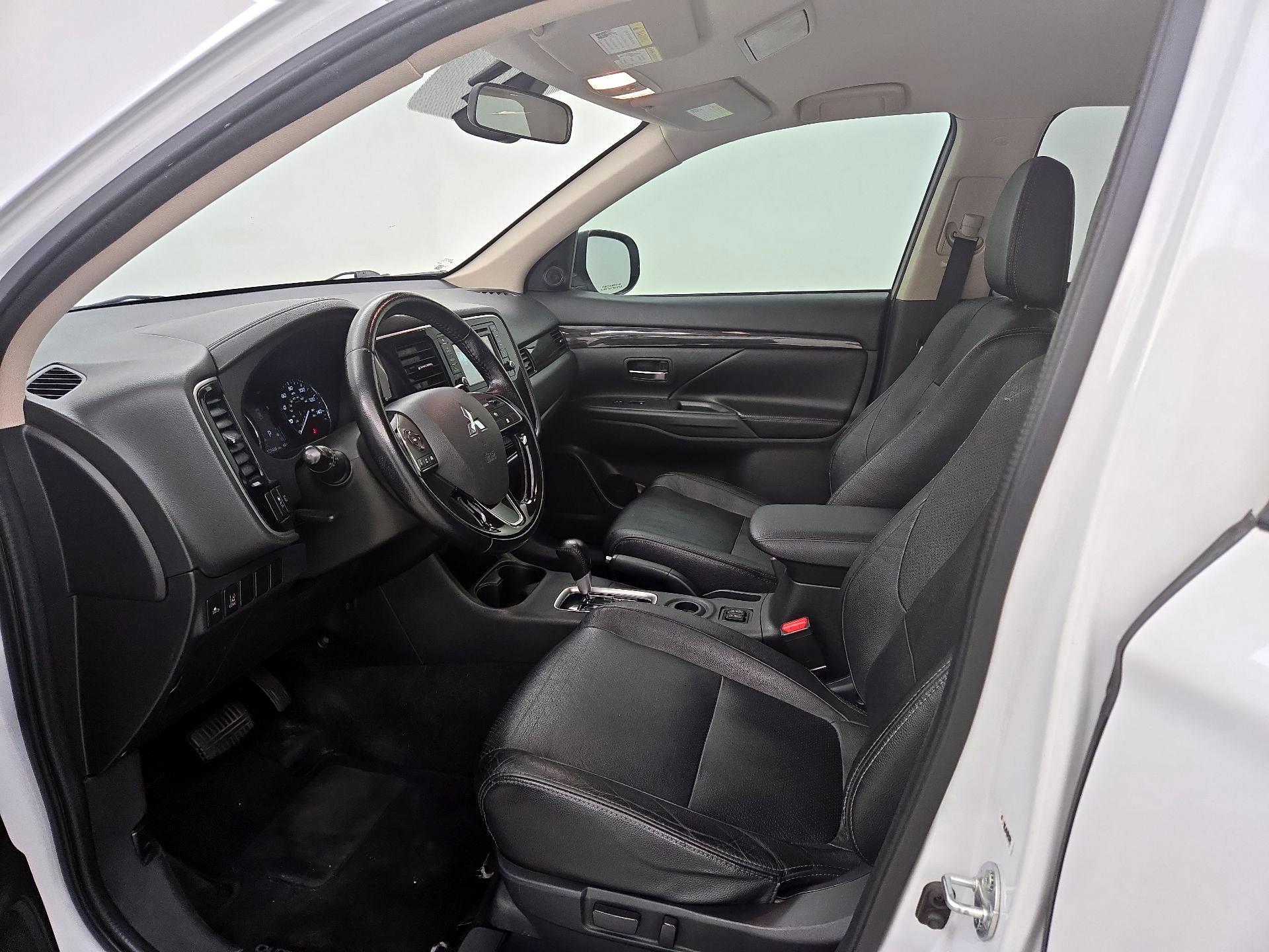 Thumbnail: 2016 Mitsubishi Outlander - 11