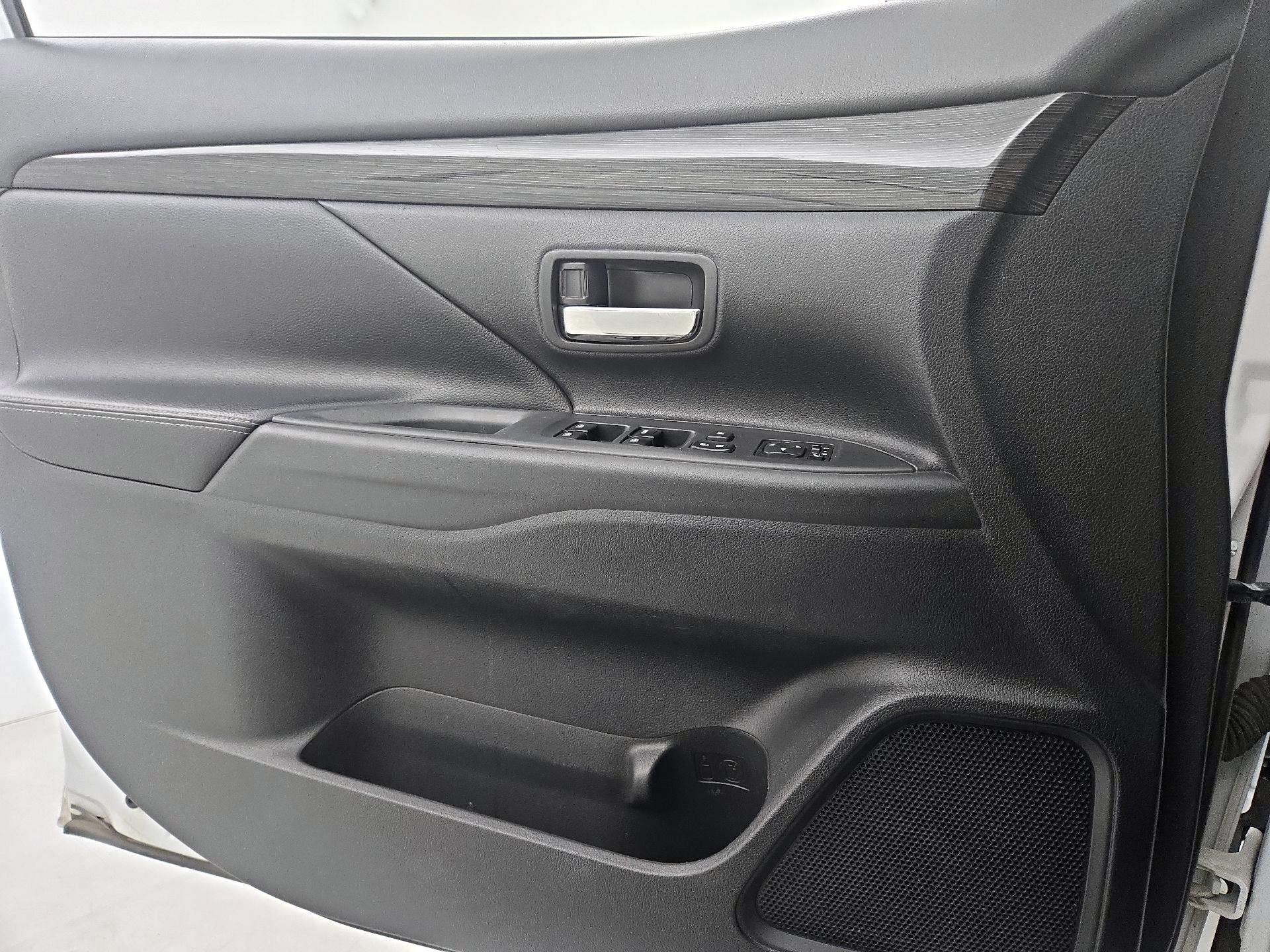 Thumbnail: 2016 Mitsubishi Outlander - 12