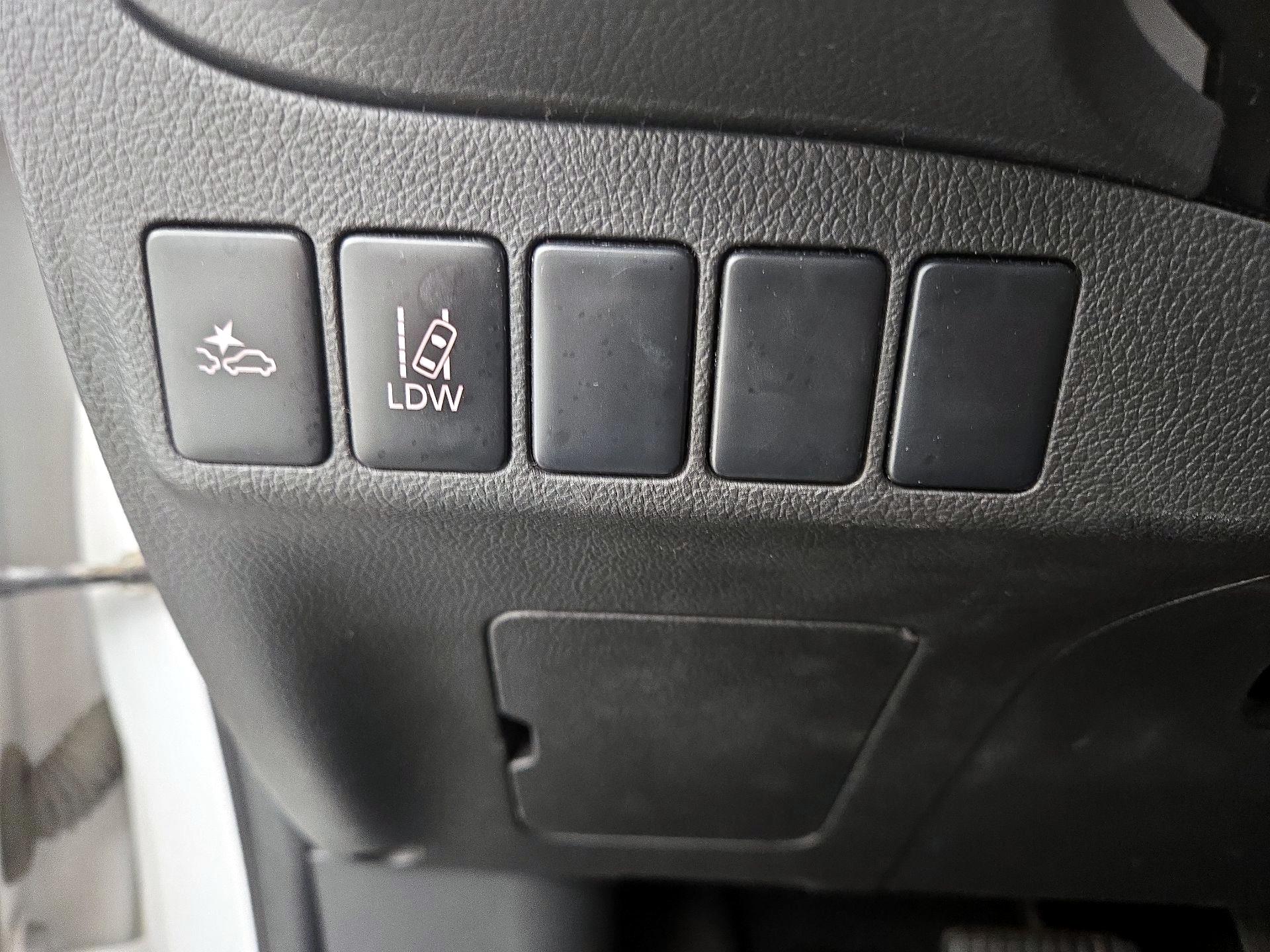 Thumbnail: 2016 Mitsubishi Outlander - 13