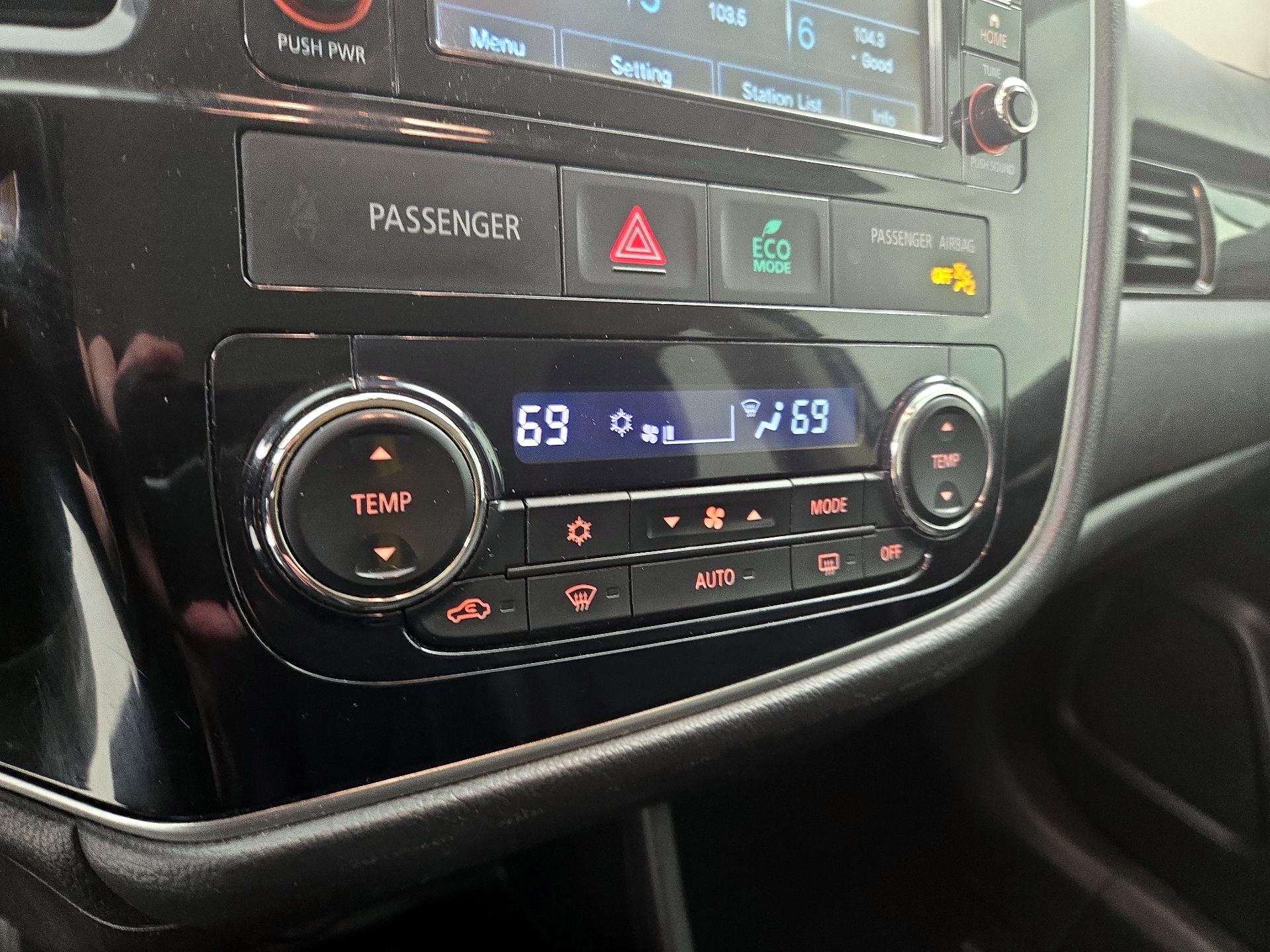 Thumbnail: 2016 Mitsubishi Outlander - 16