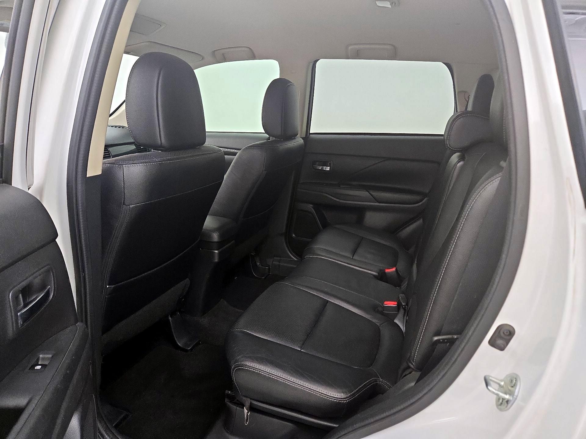 Thumbnail: 2016 Mitsubishi Outlander - 19