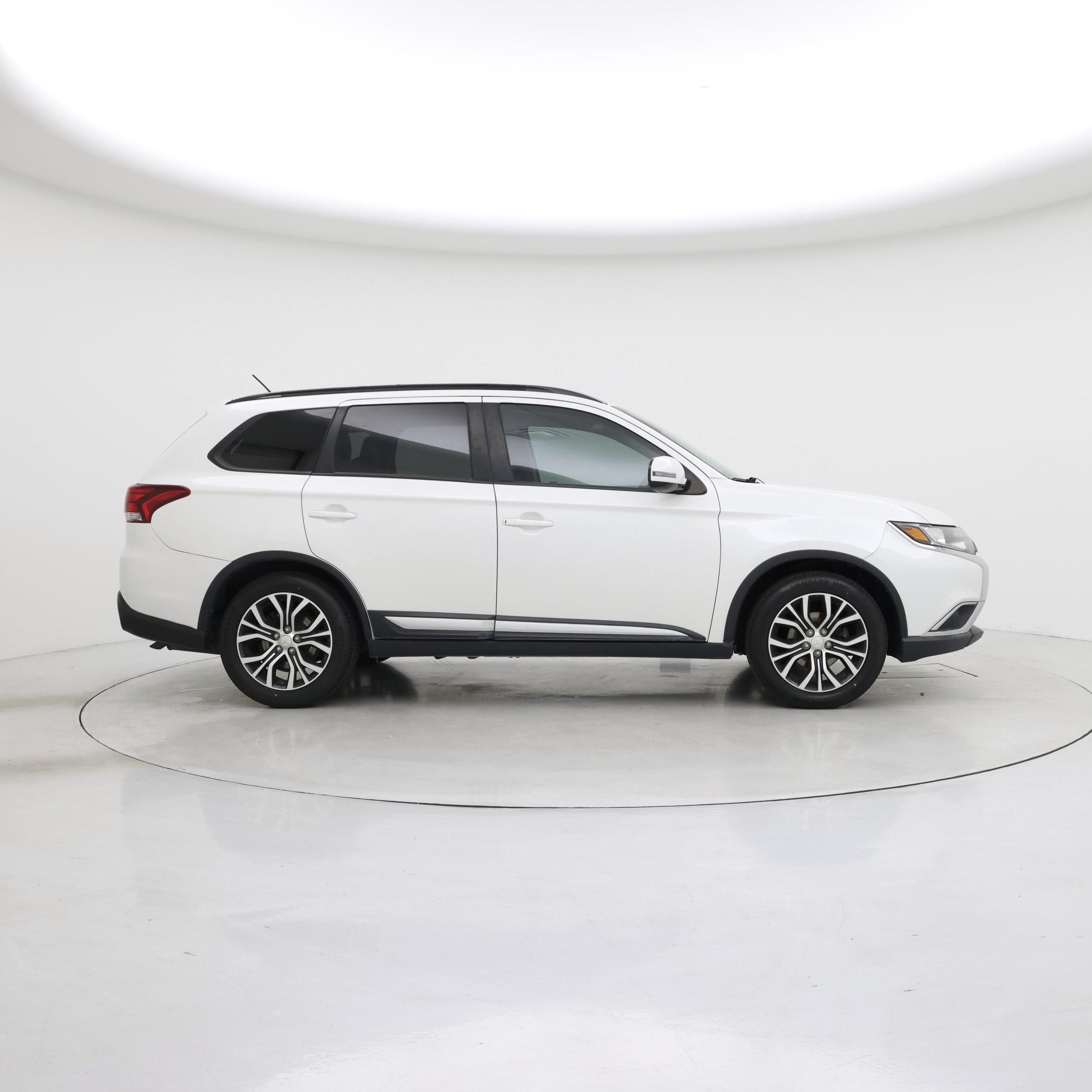 Thumbnail: 2016 Mitsubishi Outlander - 7
