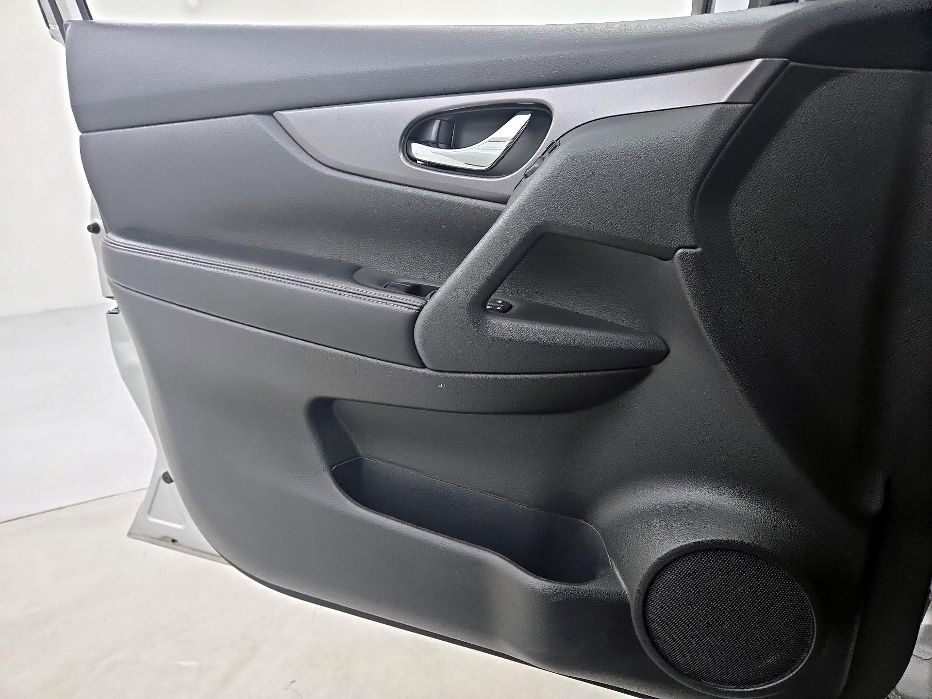 Thumbnail: 2016 Nissan Rogue - 12