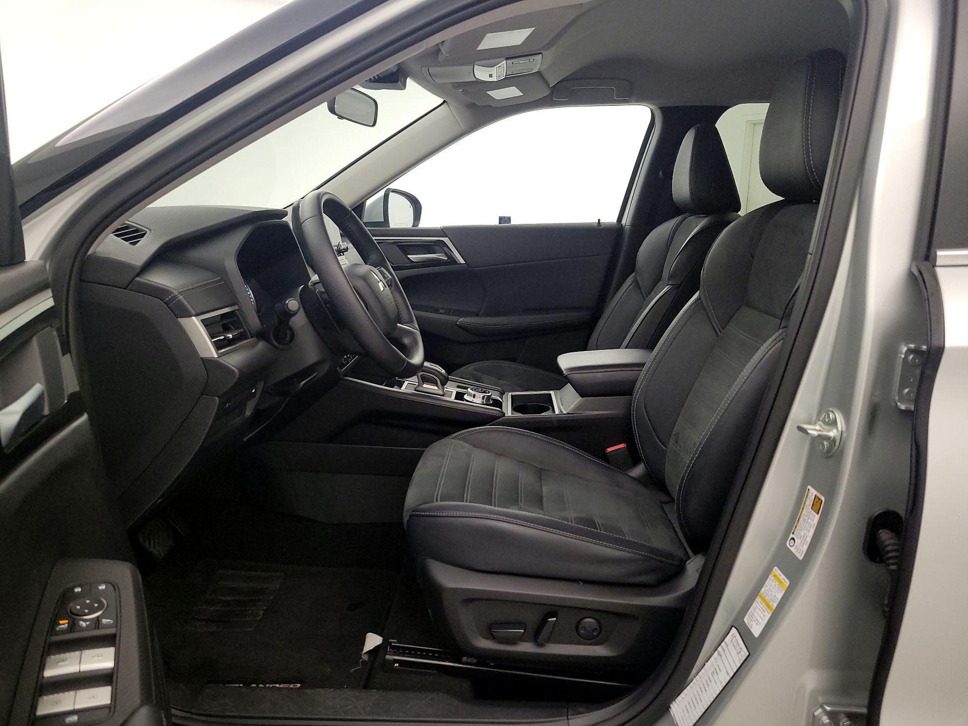 Thumbnail: 2024 Mitsubishi Outlander - 11