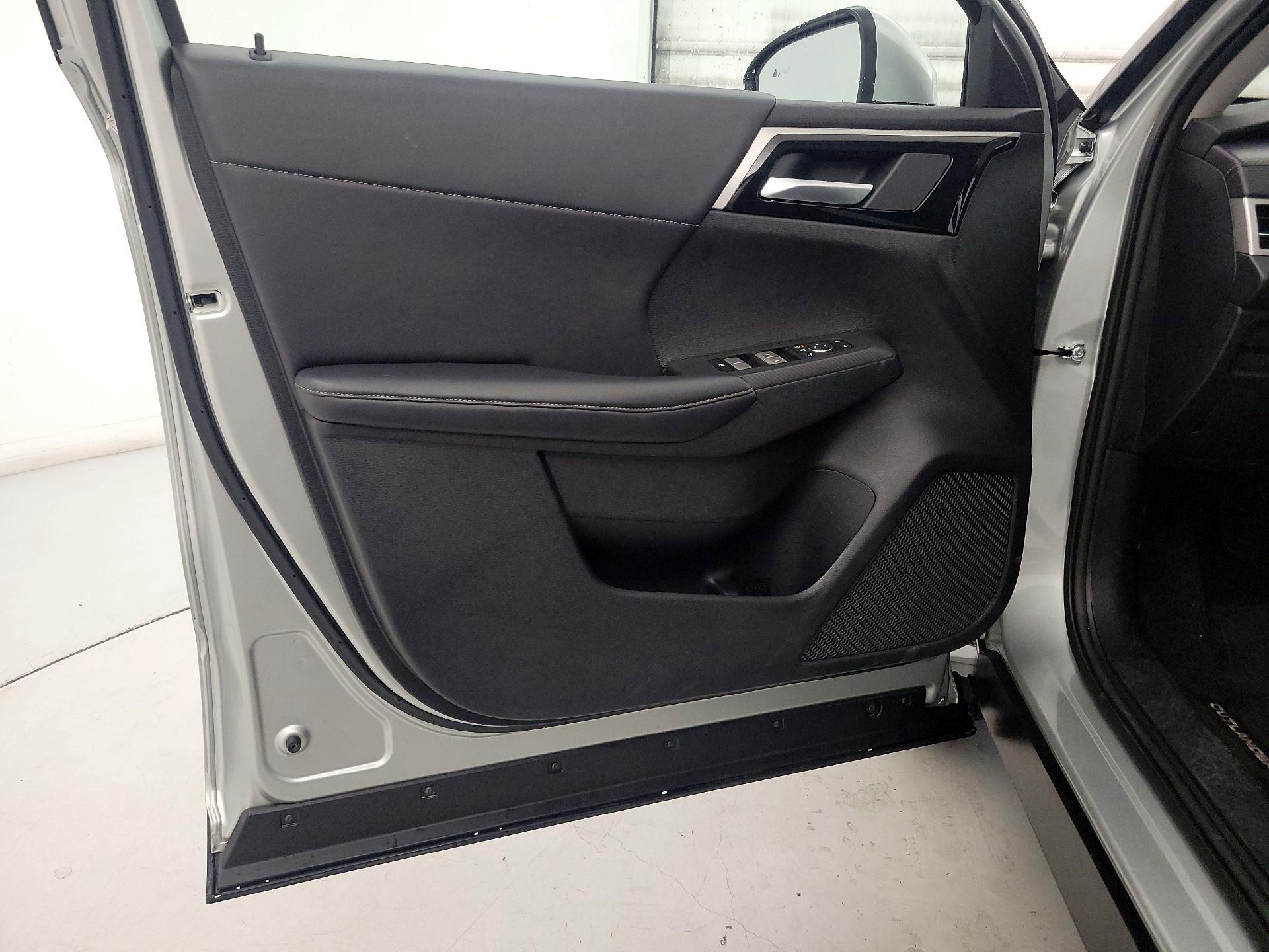 Thumbnail: 2024 Mitsubishi Outlander - 12