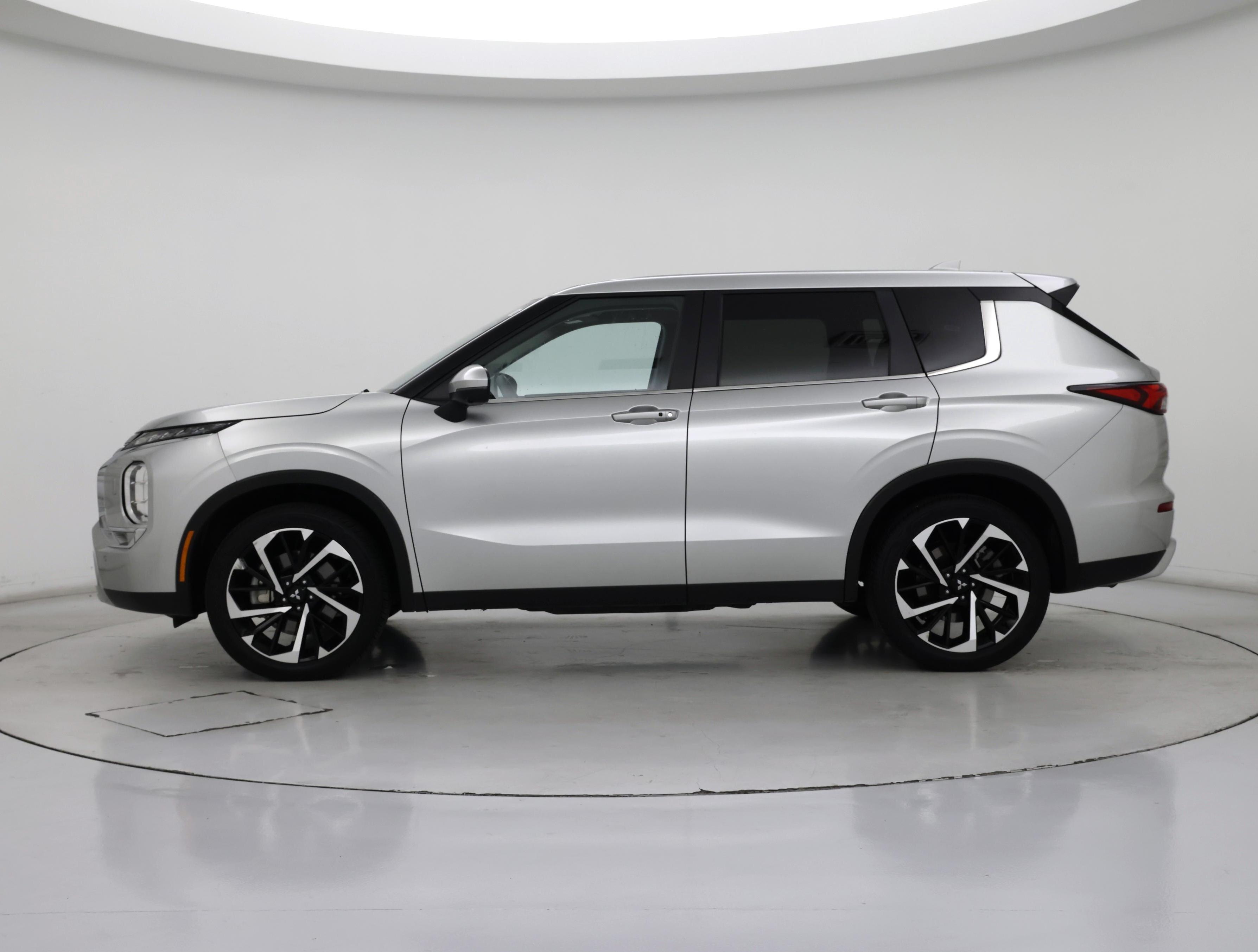 Thumbnail: 2024 Mitsubishi Outlander - 3