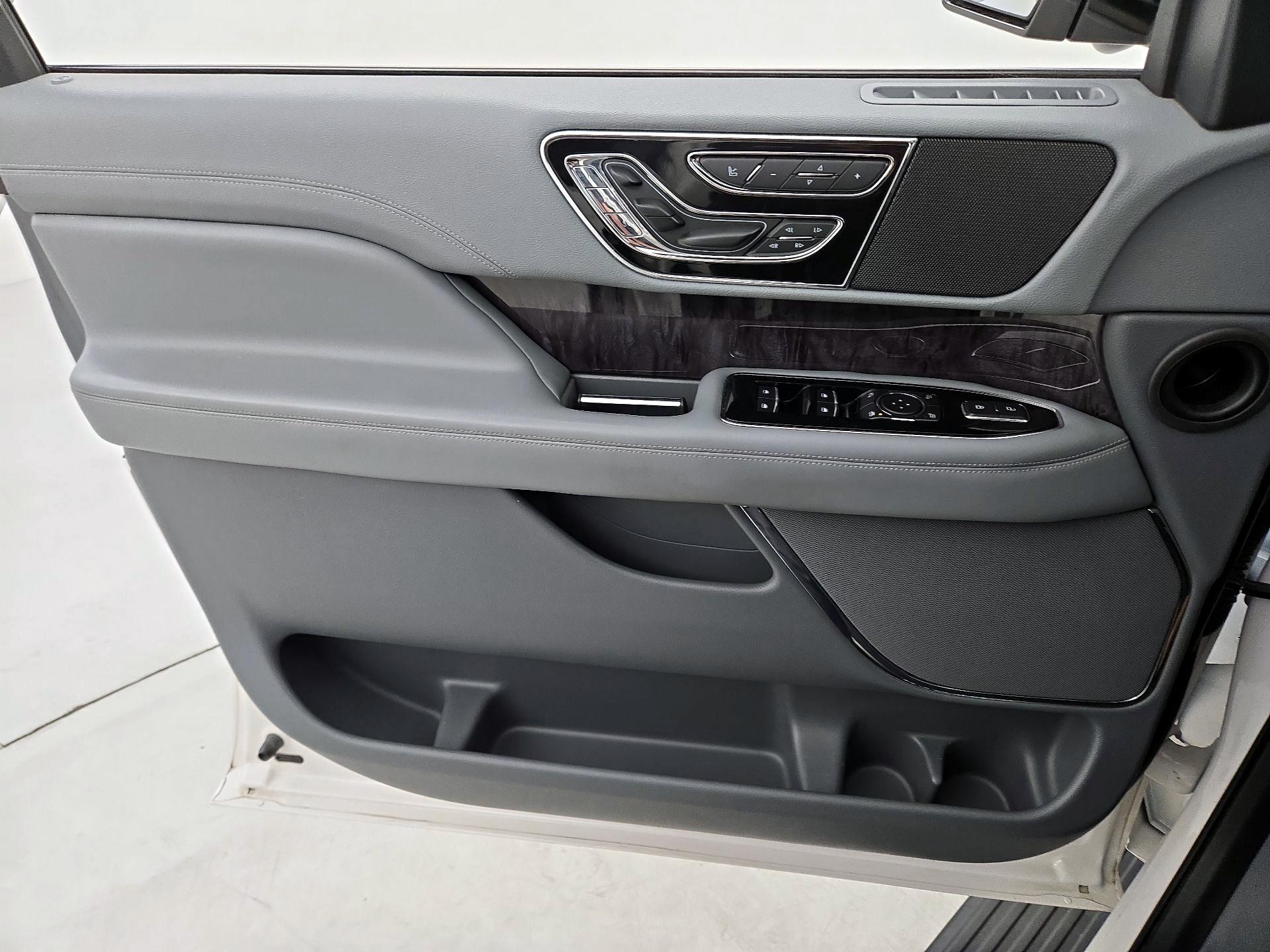 Thumbnail: 2018 Lincoln Navigator - 12