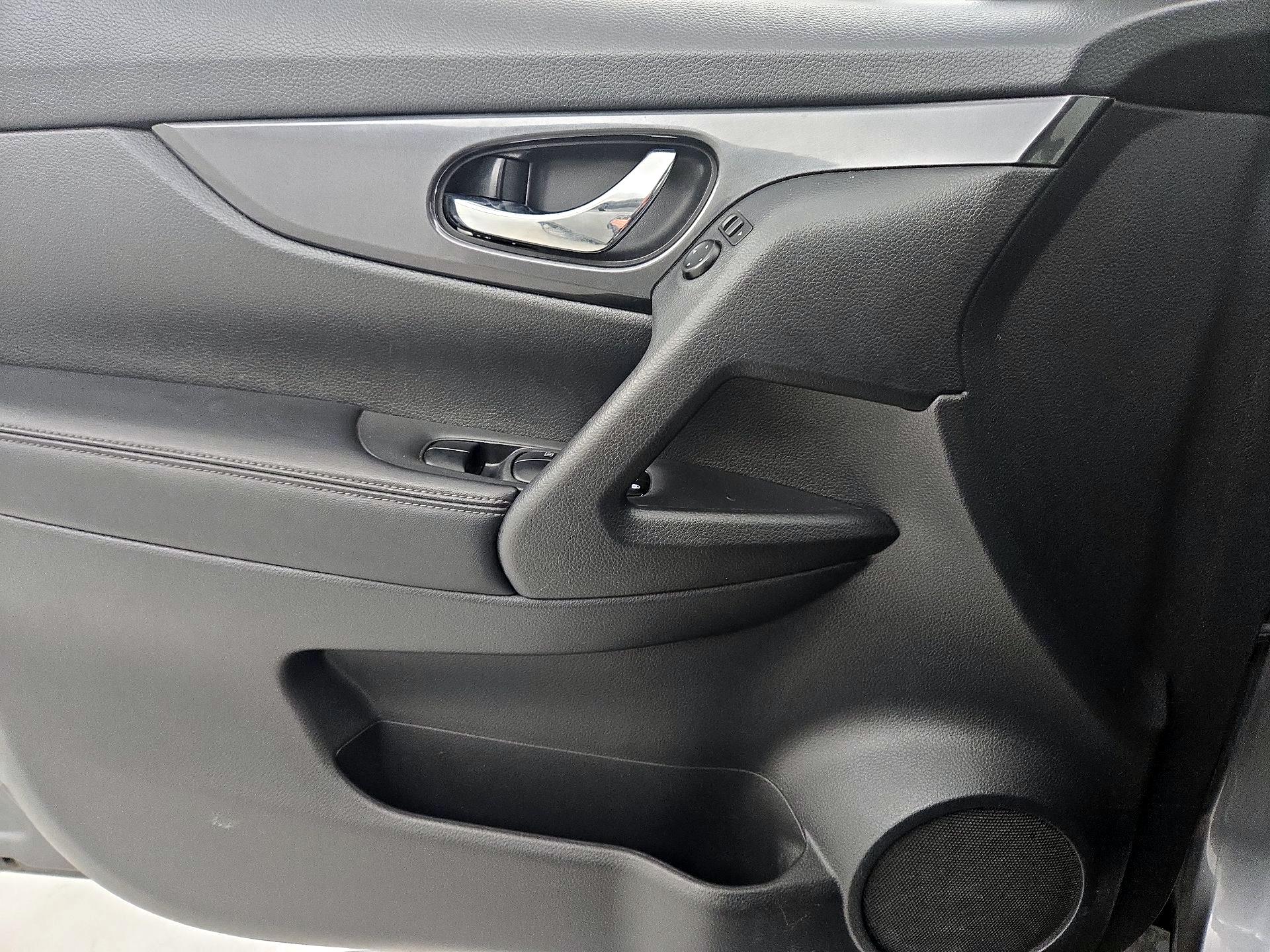 Thumbnail: 2018 Nissan Rogue - 12